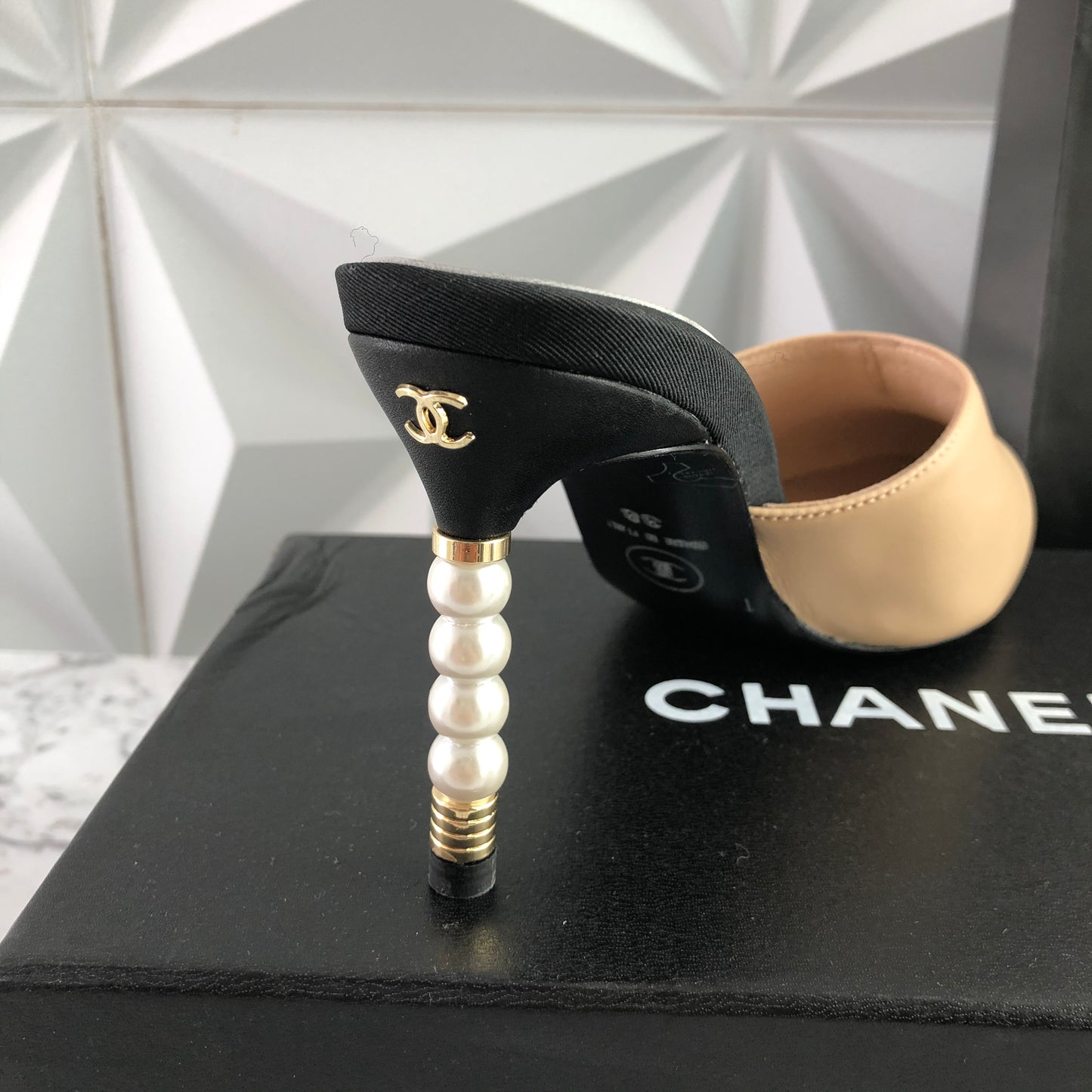 Zapatillas C piel beige con negro tacon con perlas