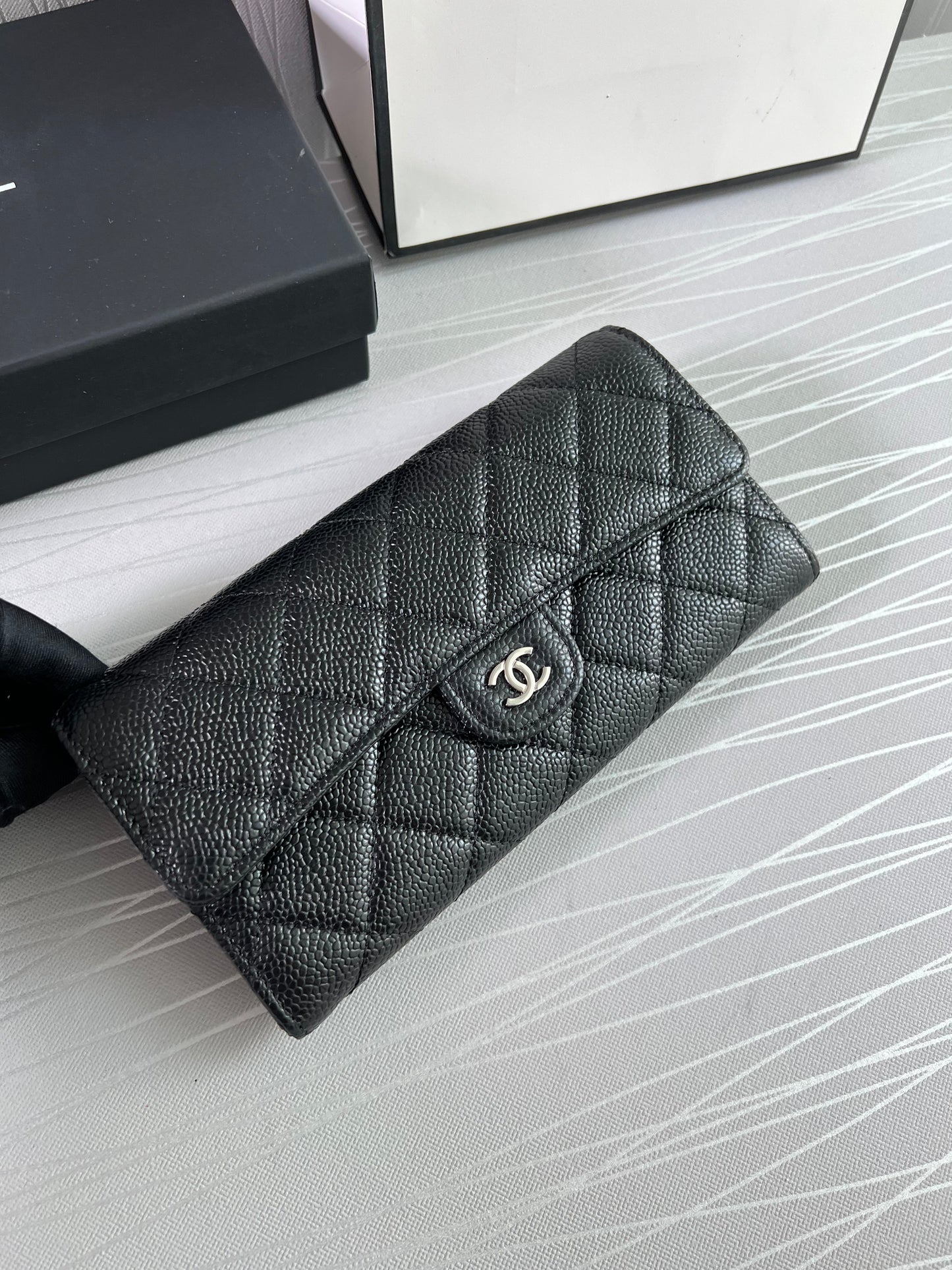 Cartera C piel caviar negra, herrajes color plata