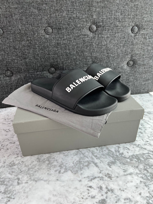 Sandalias B negras de hule con letras blancas