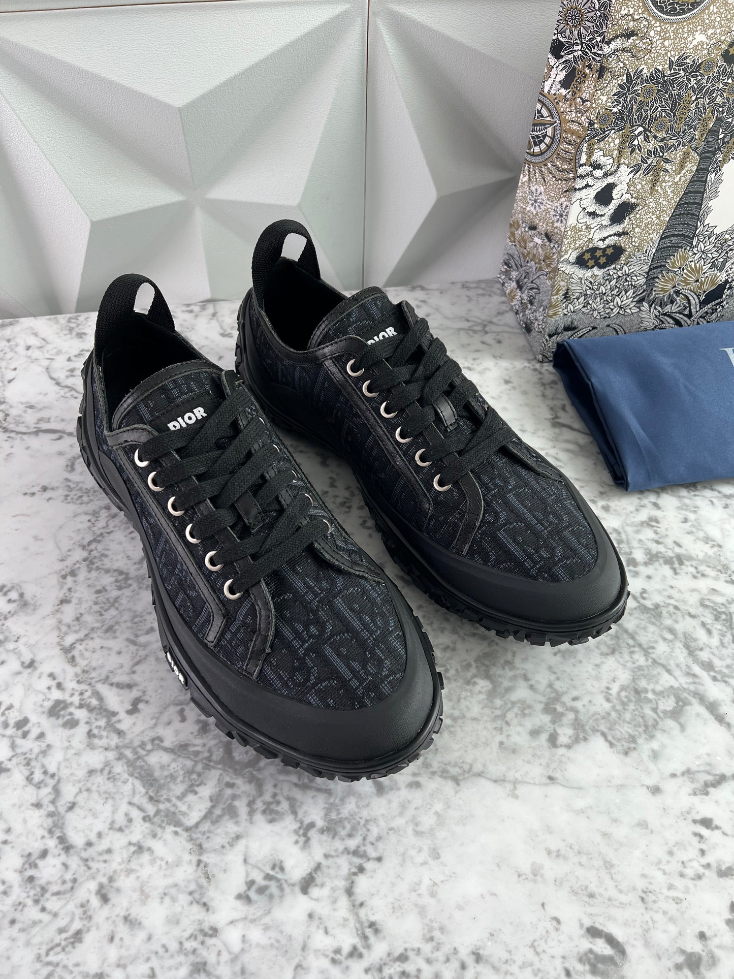 Sneakers D color gris con negro