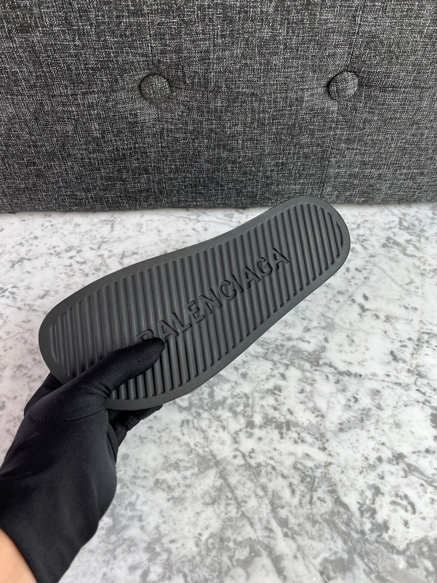 Sandalias B negras de hule con letras blancas