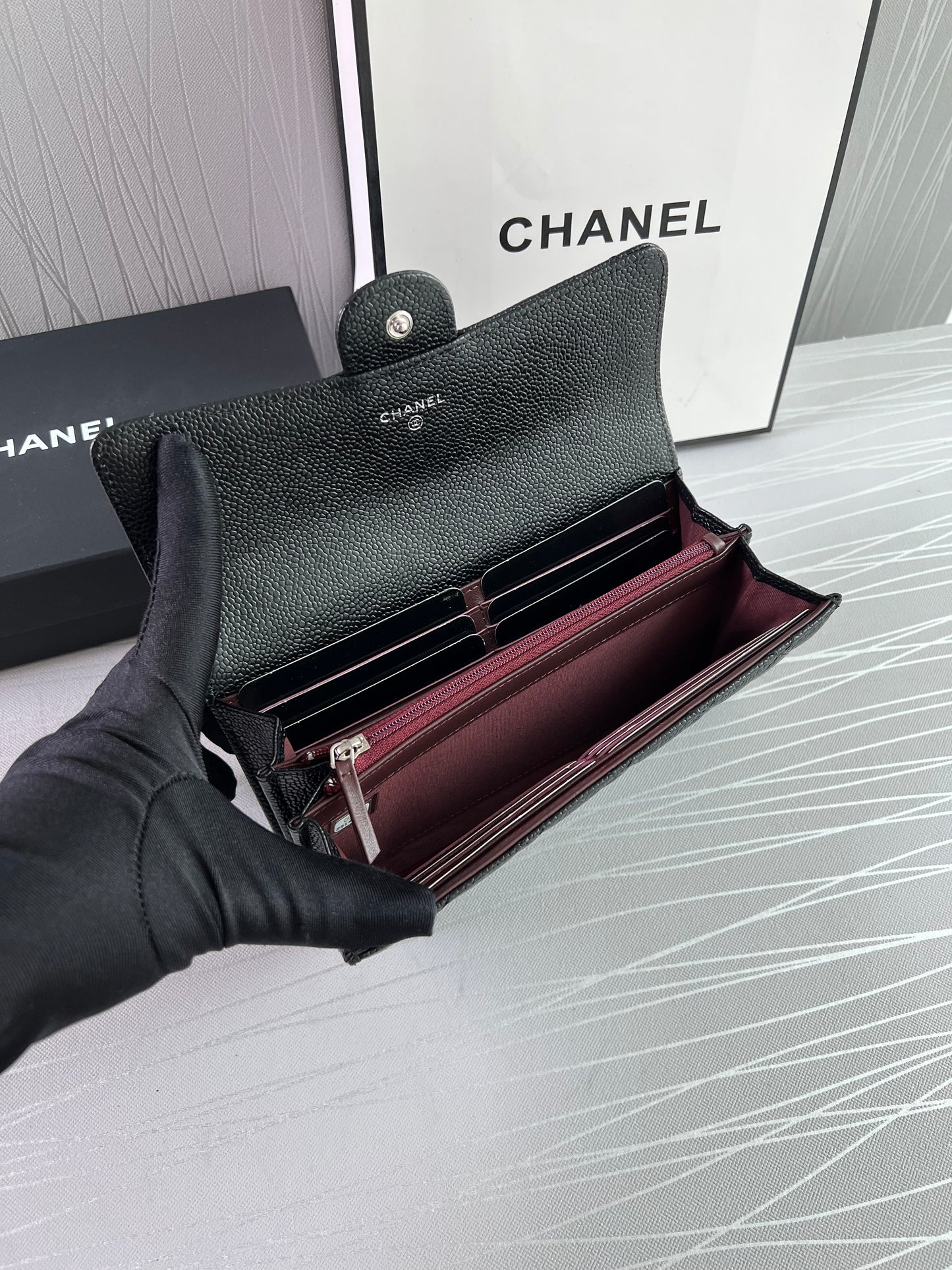 Cartera C piel caviar negra, herrajes color plata