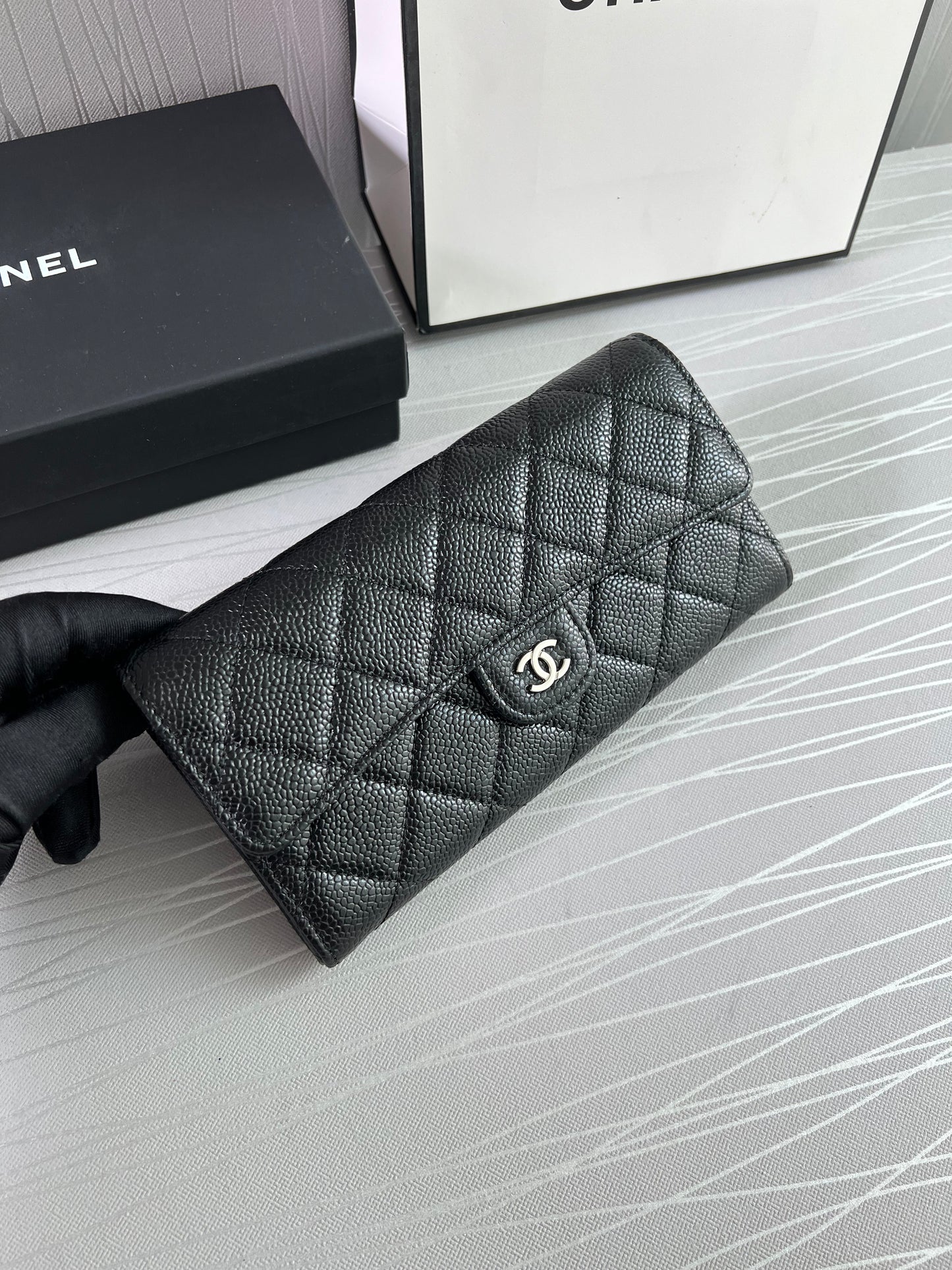 Cartera C piel caviar negra, herrajes color plata