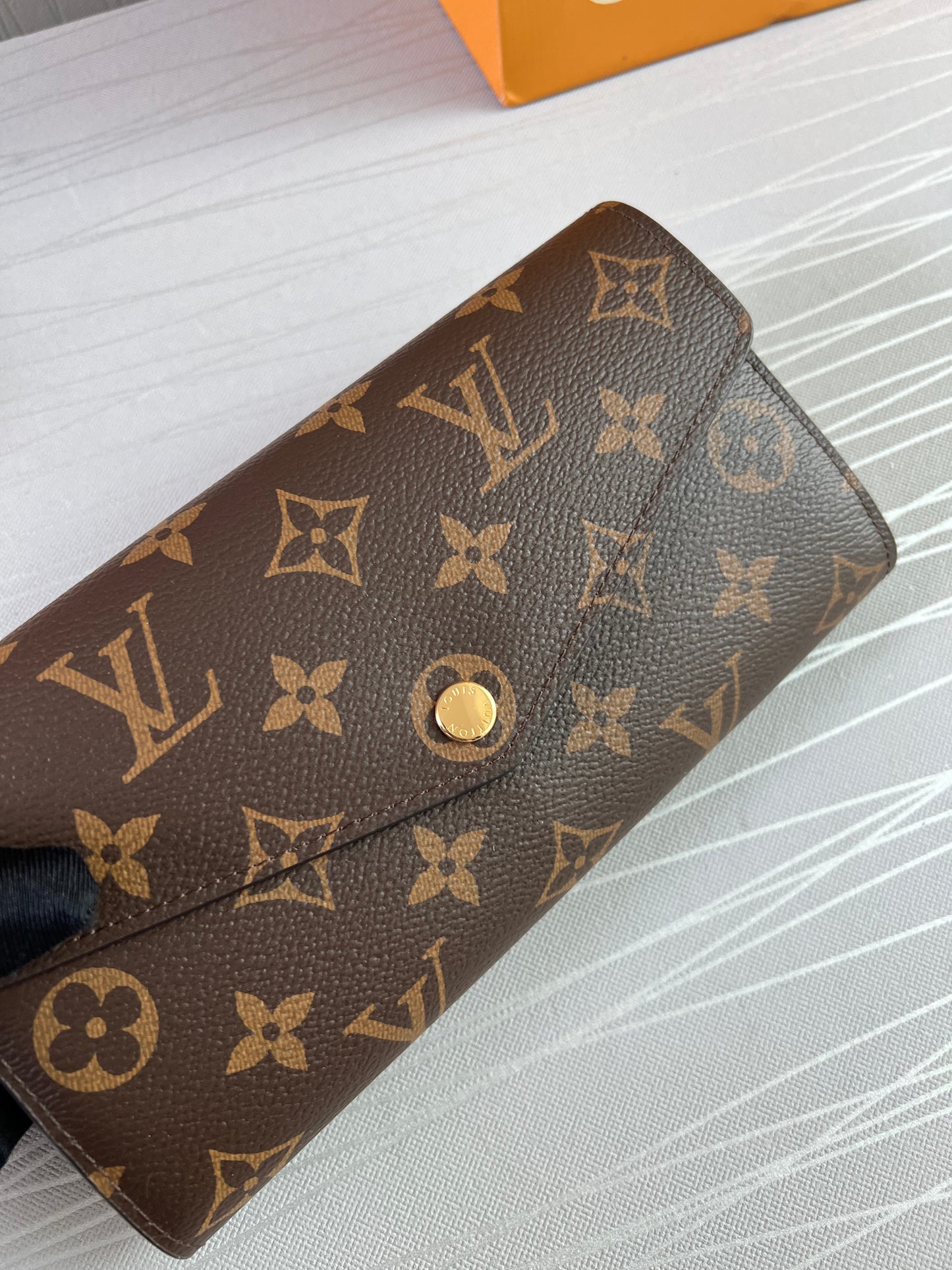 Cartera L color café con interior rosa