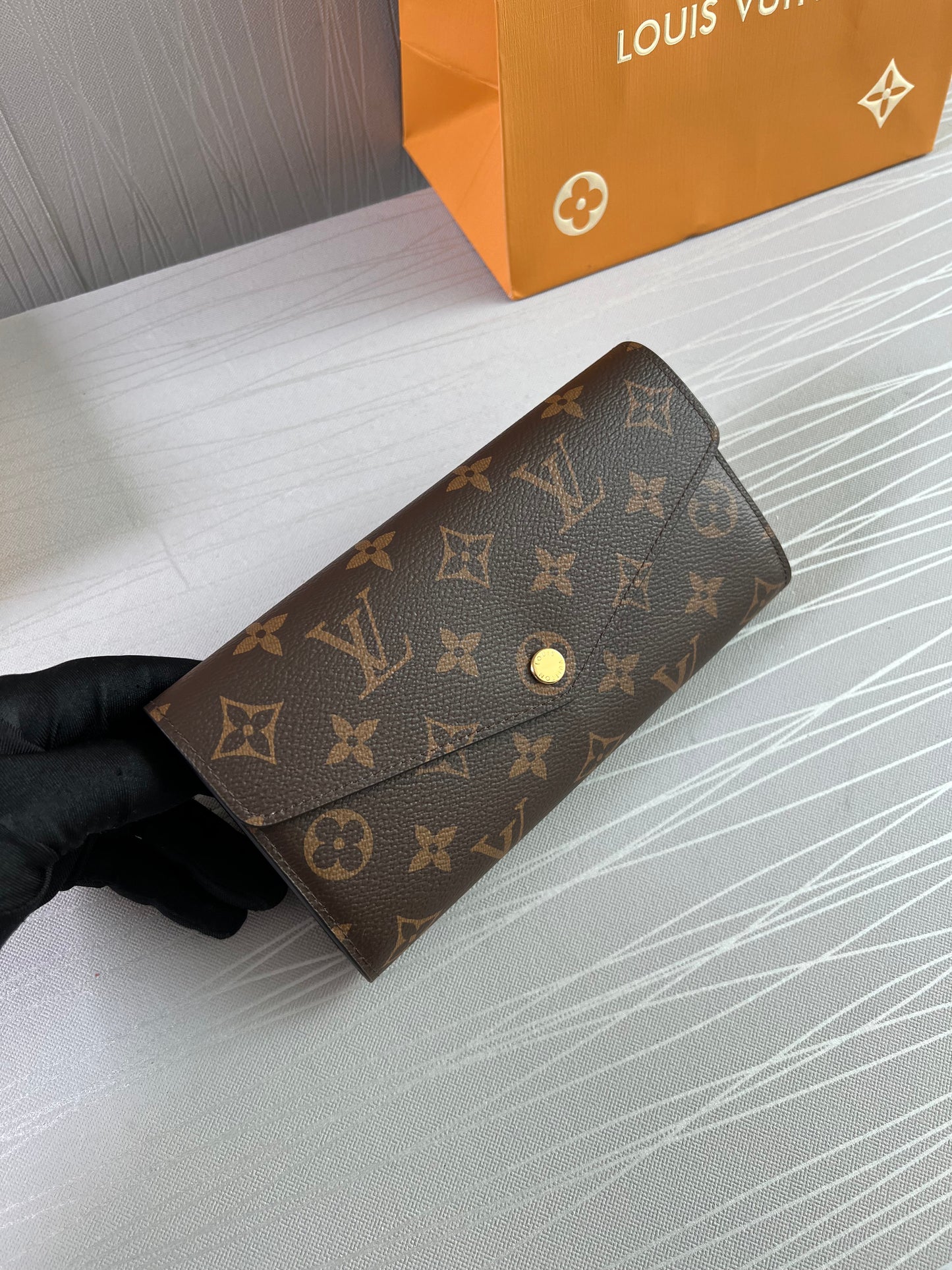 Cartera L color café con interior rosa