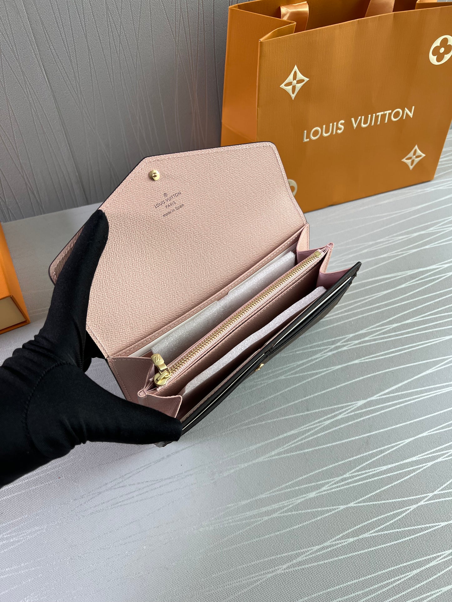 Cartera L color café con interior rosa