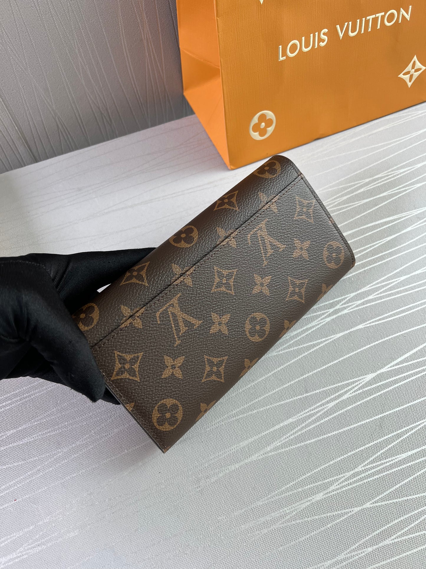 Cartera L color café con interior rosa