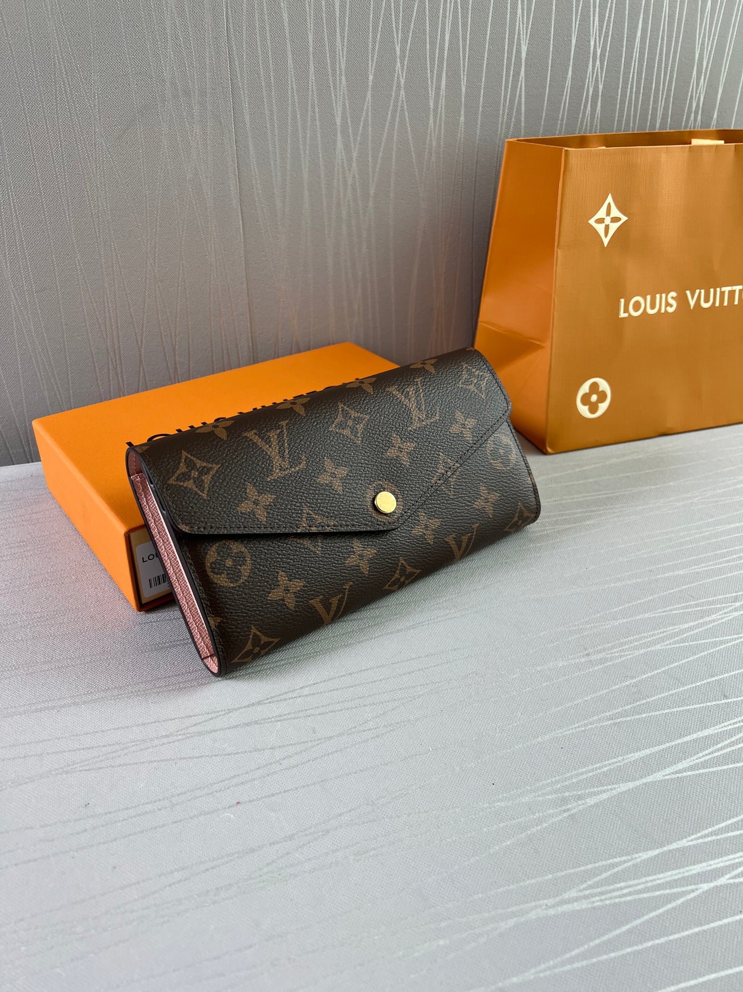 Cartera L color café con interior rosa