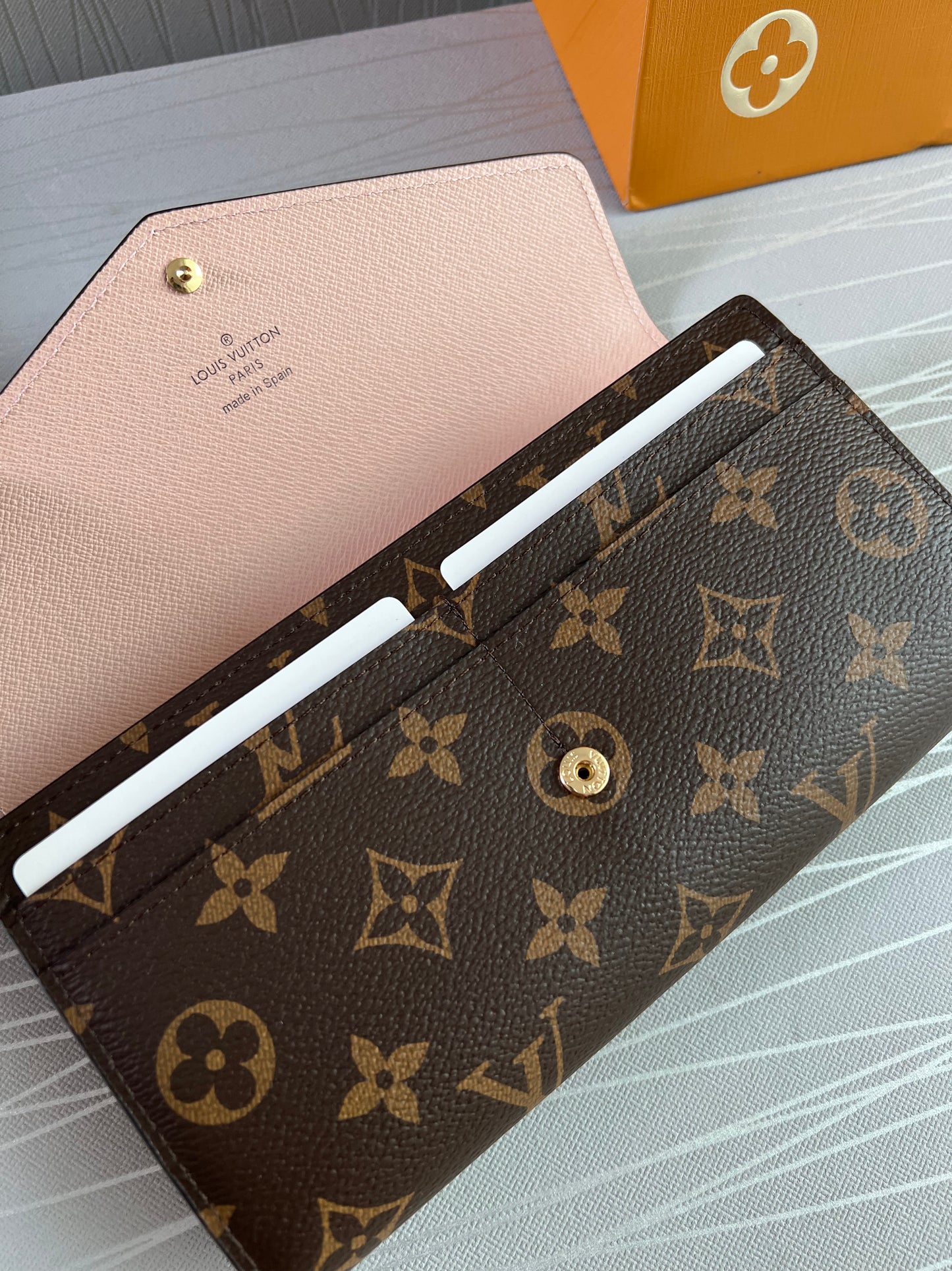 Cartera L color café con interior rosa