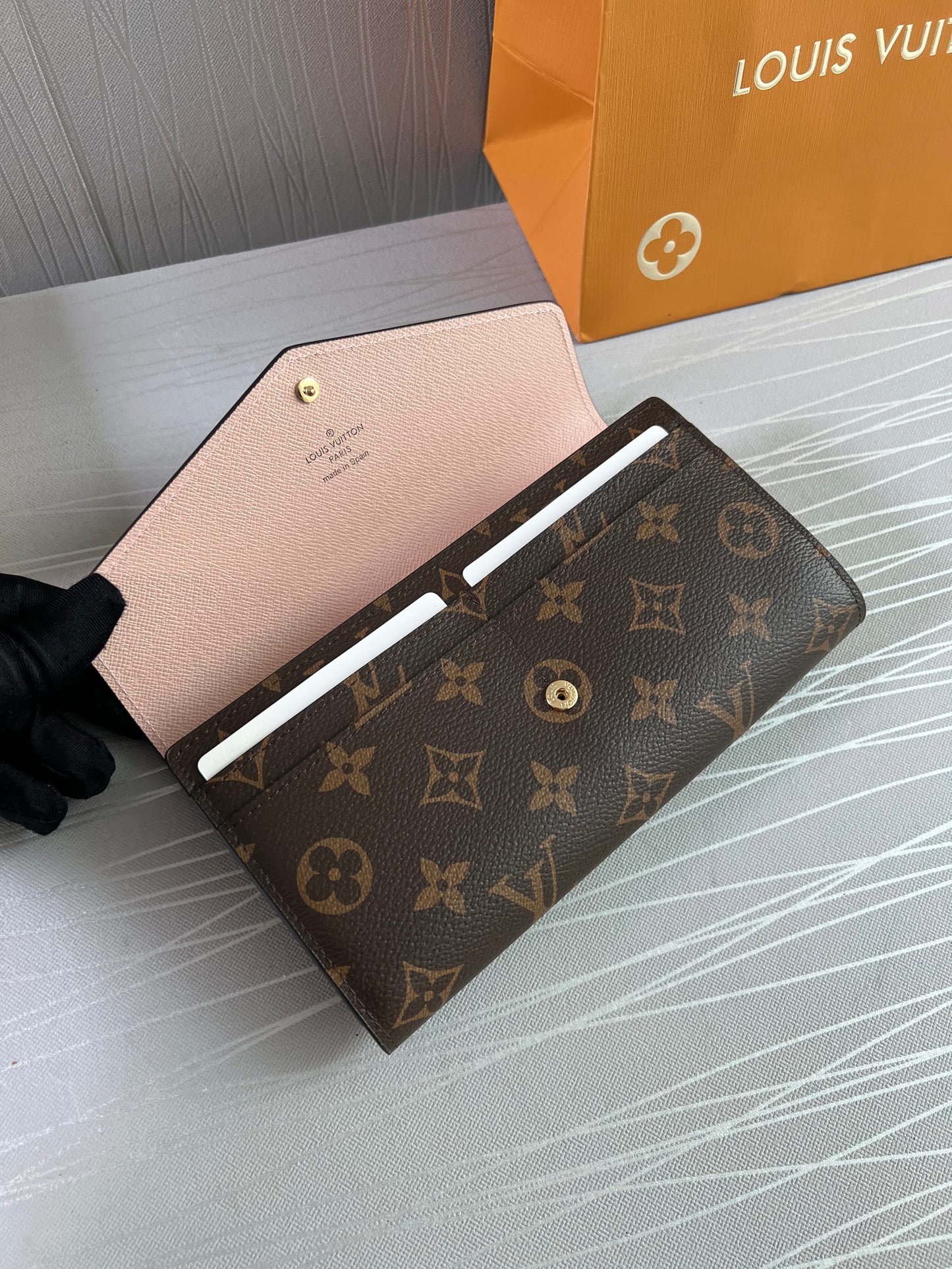 Cartera L color café con interior rosa