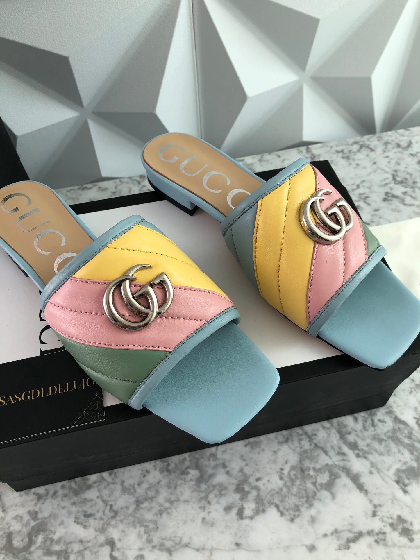 Sandalias G piel de colores con herraje color plata