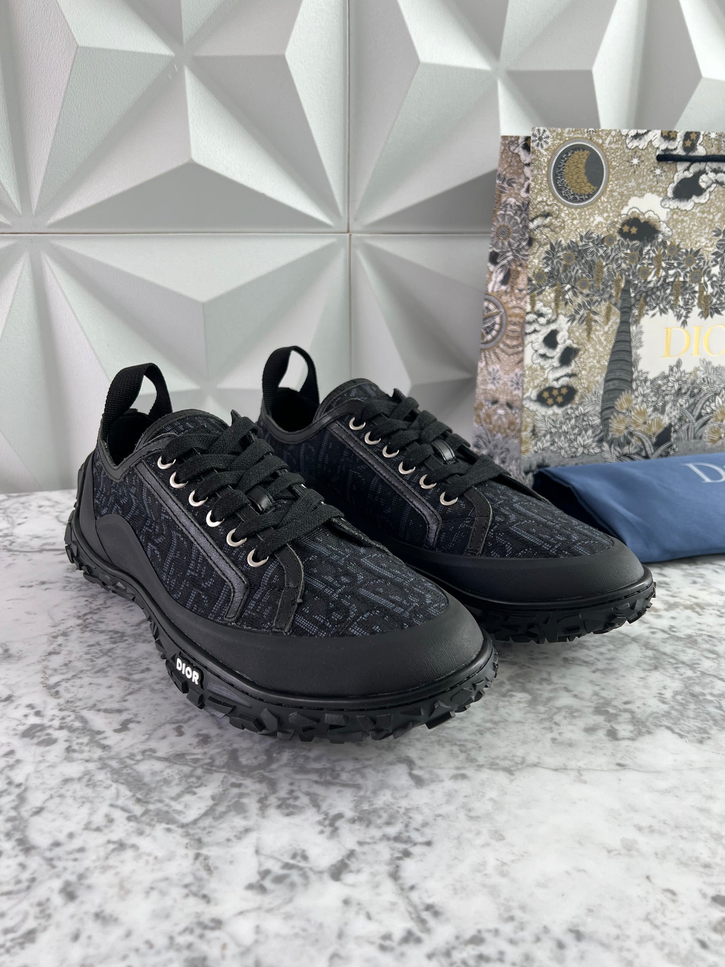 Sneakers D color gris con negro