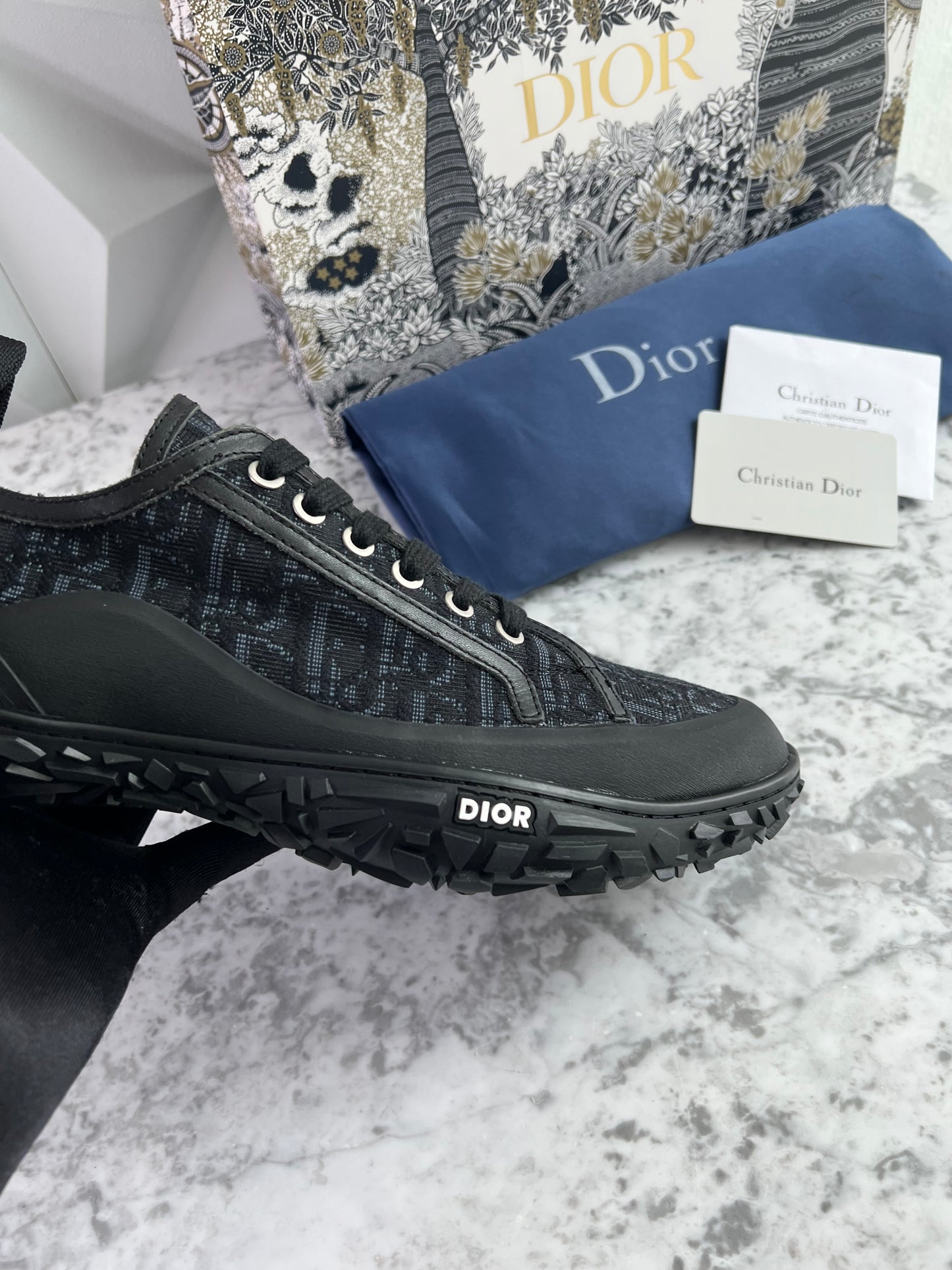 Sneakers D color gris con negro