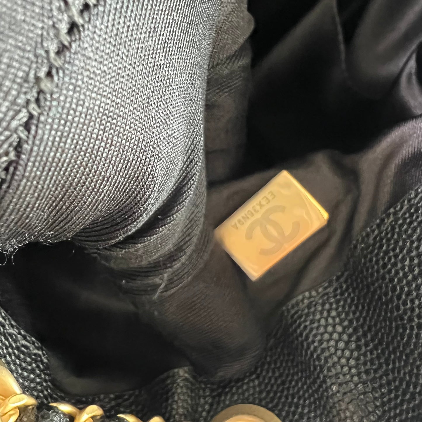 Bolso C 2-5 hobo piel granulada color negro mediana