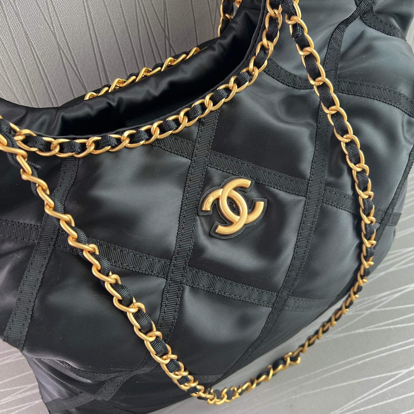 Bolso C negro en satín y piel