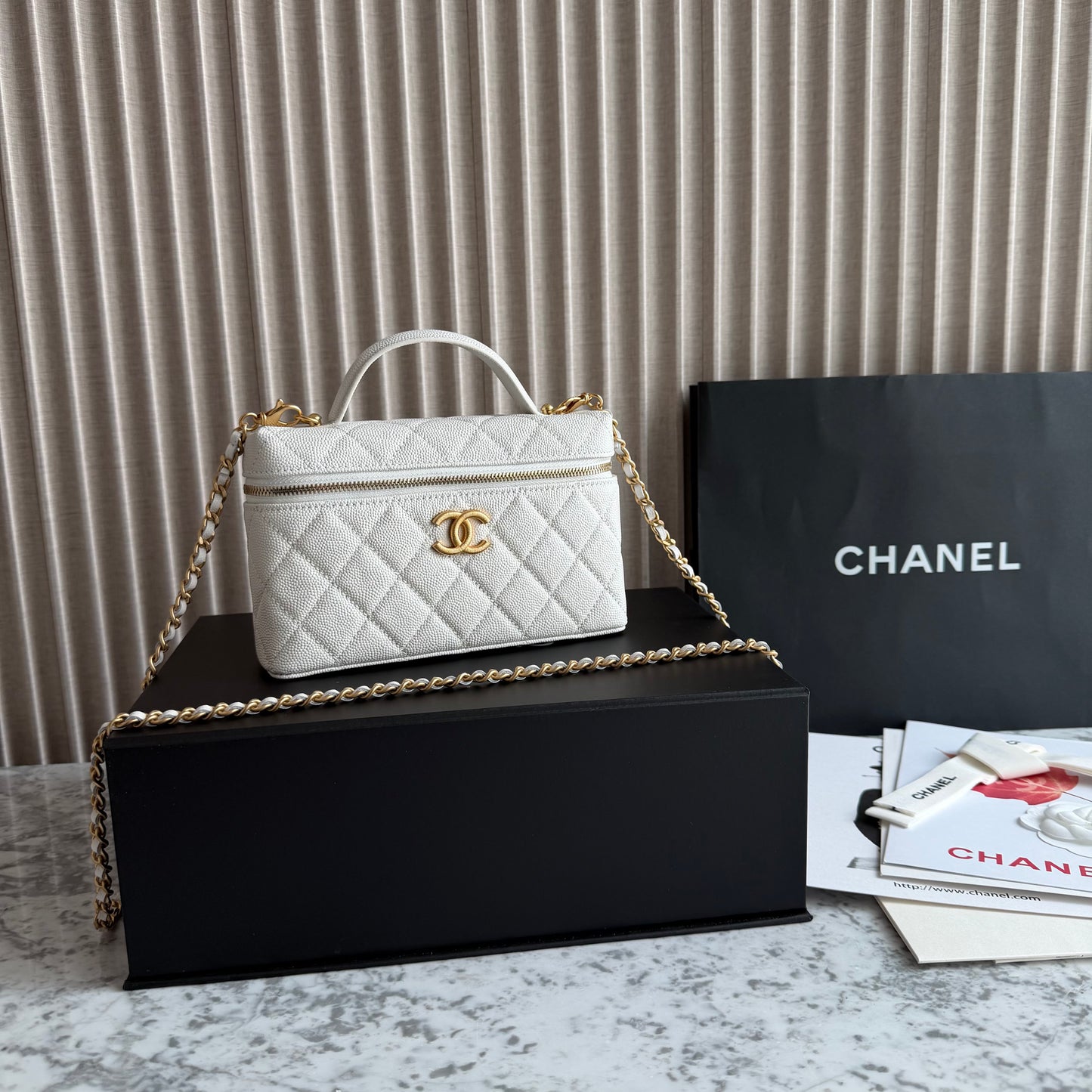 Bolso C-hanel vanity piel caviar color blanco
