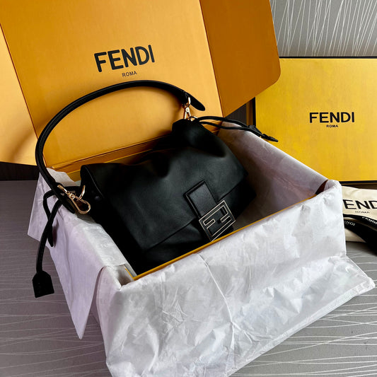 Bolso F piel color negro tamaño mediano