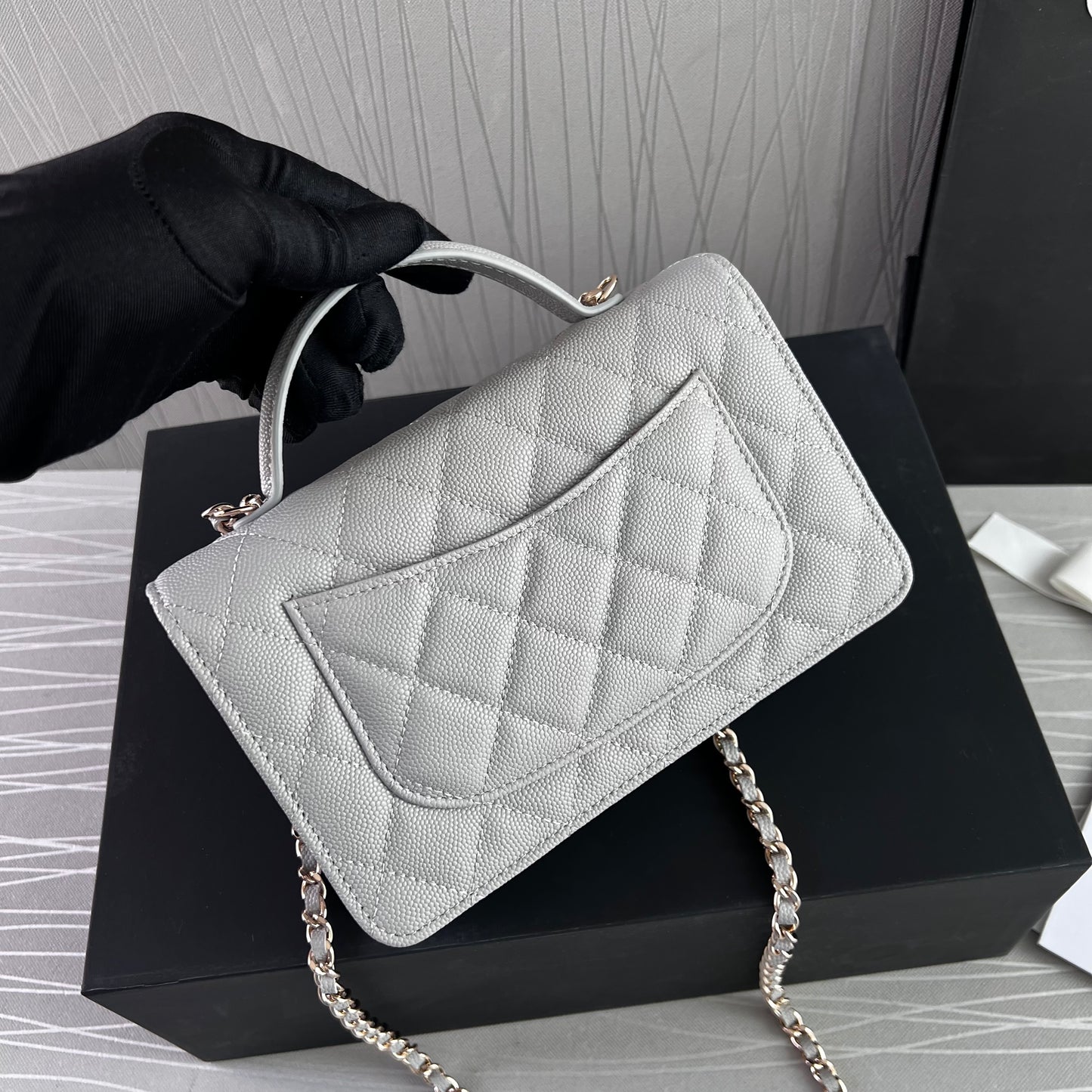 Bolso C piel color gris con herrajes dorados