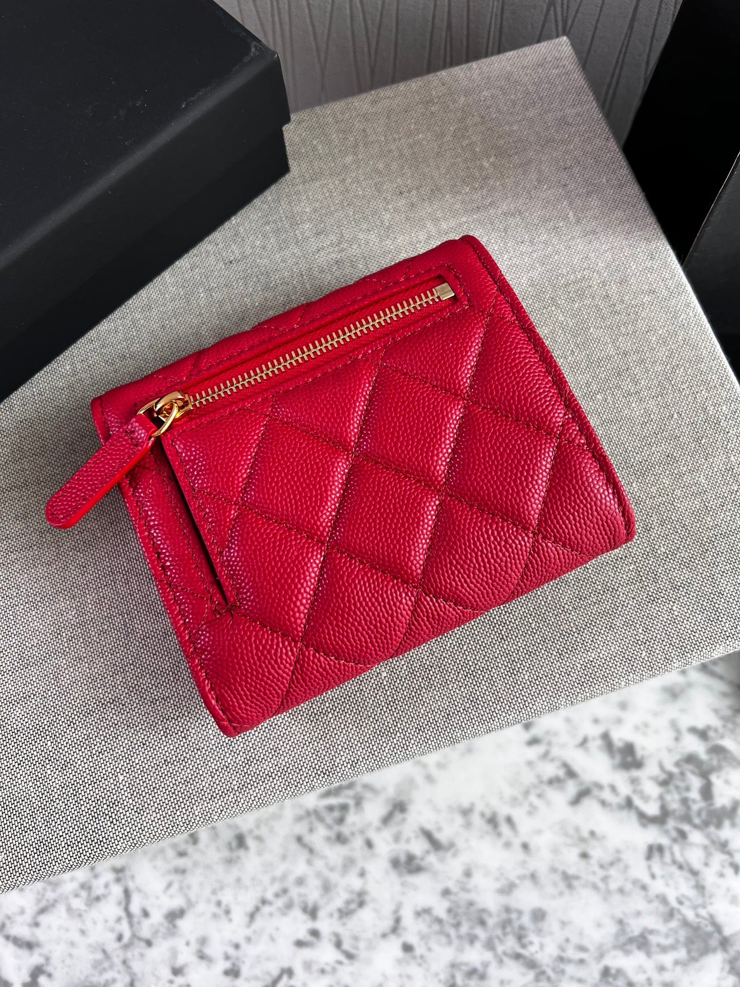 Cartera C-hanel piel caviar color rojo, herraje dorado