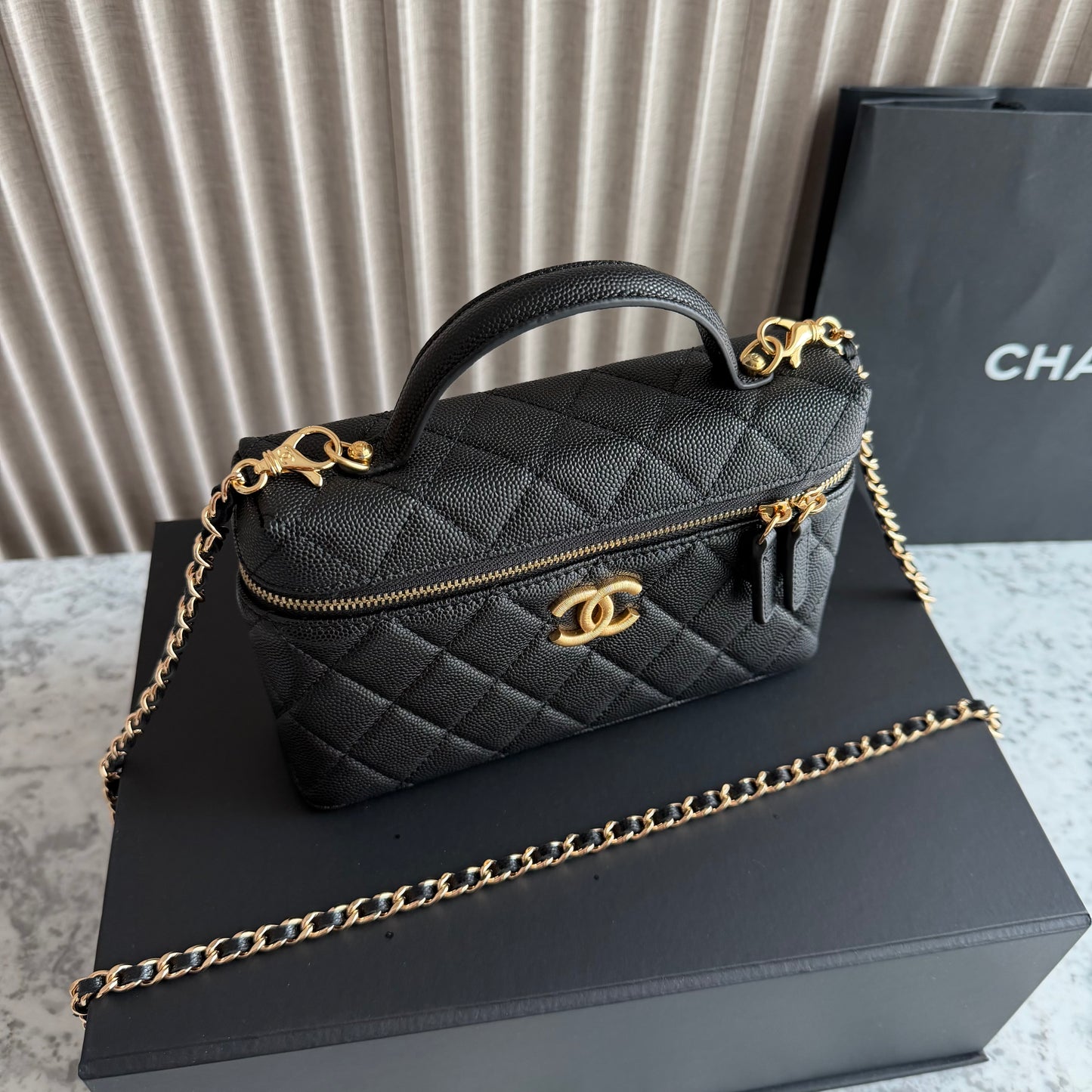 Bolso C-hanel vanity piel color negro