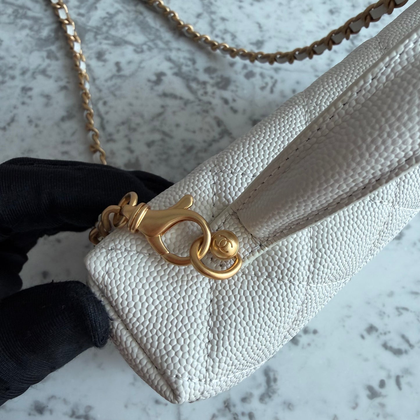 Bolso C-hanel vanity piel caviar color blanco