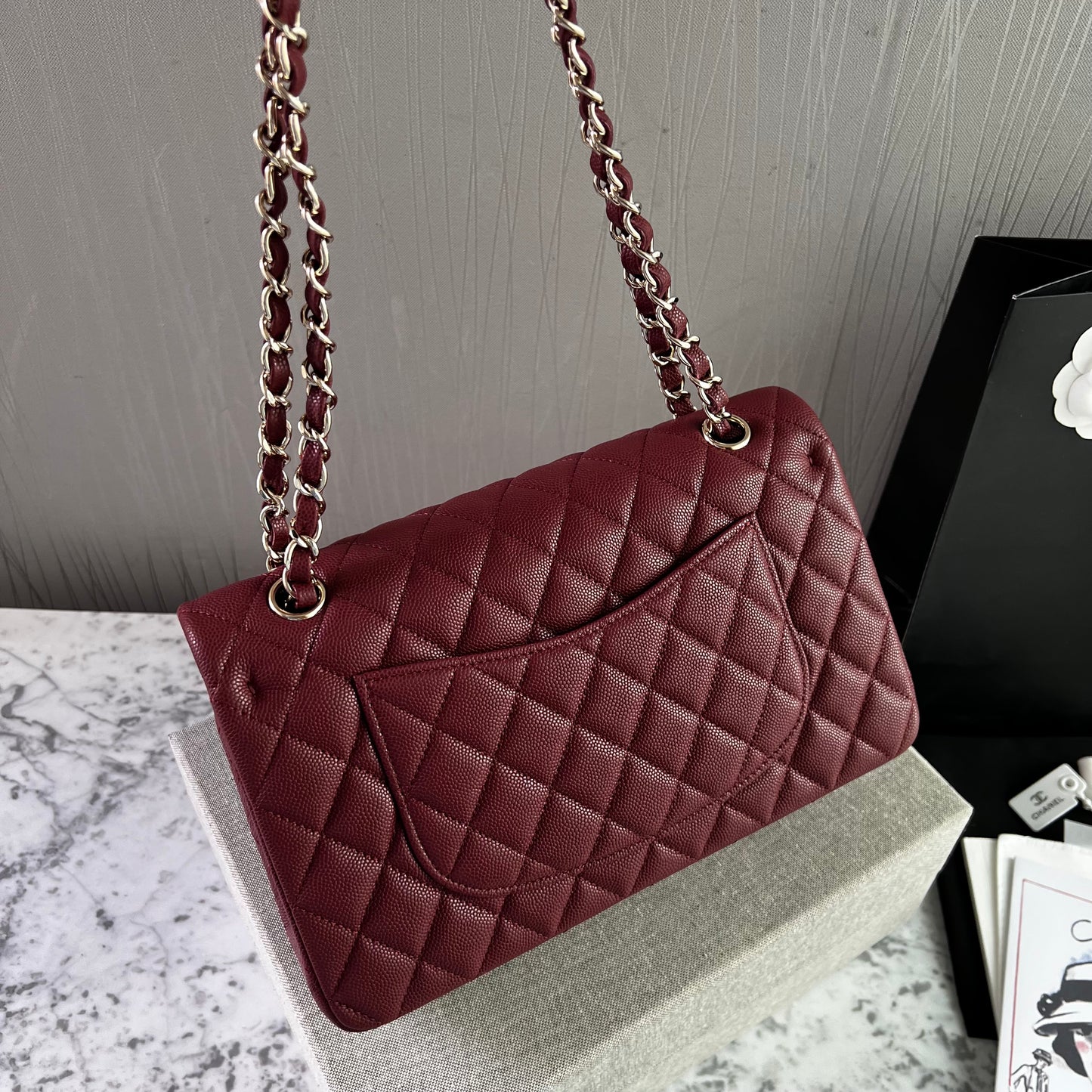 Bolso C-hanel piel caviar color vino, herrajes dorados