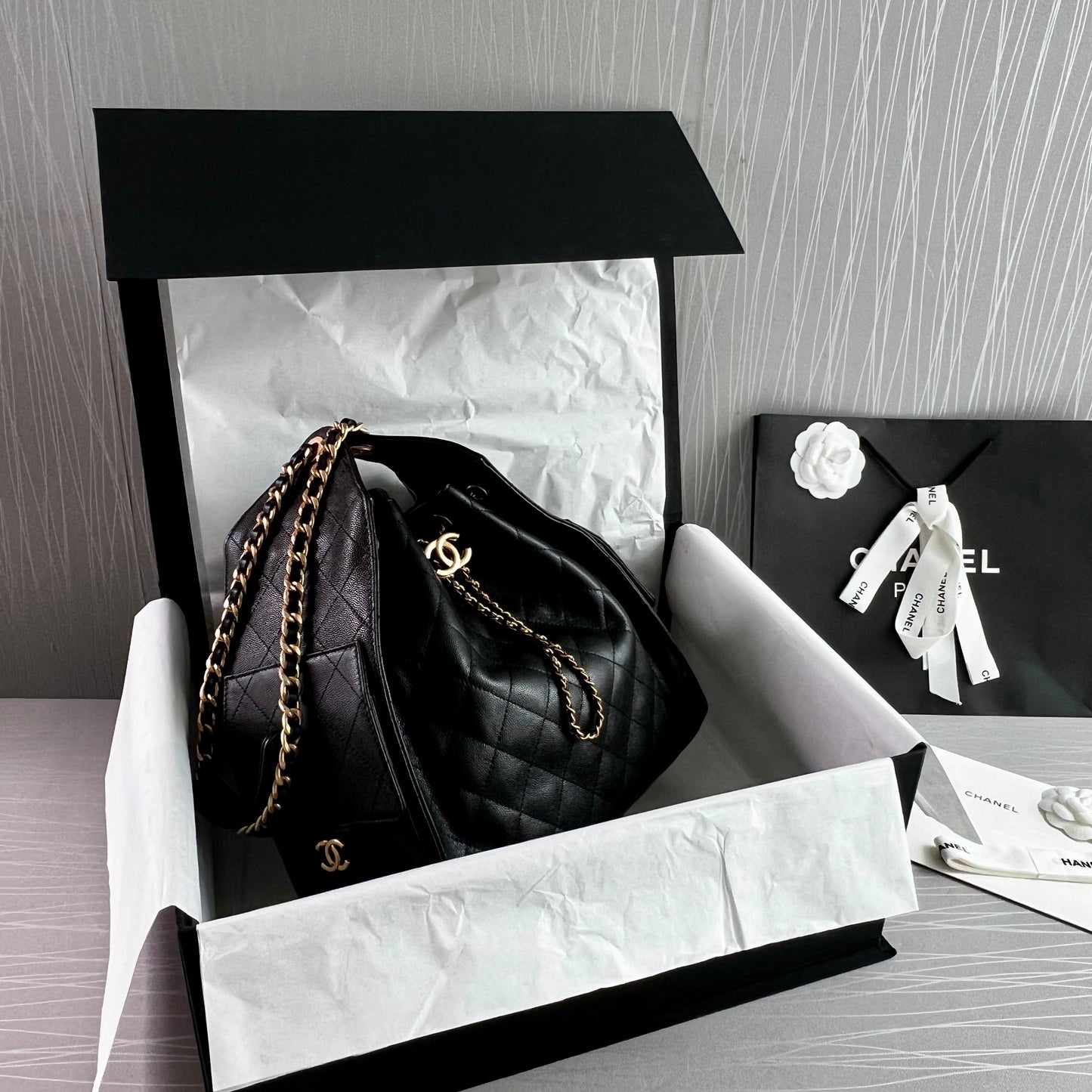 Bolso C 2-5 hobo piel granulada color negro mediana