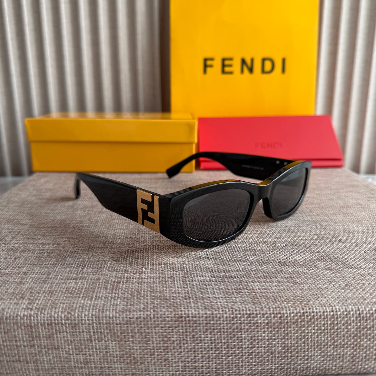 Lentes F-endi color negro con dorado