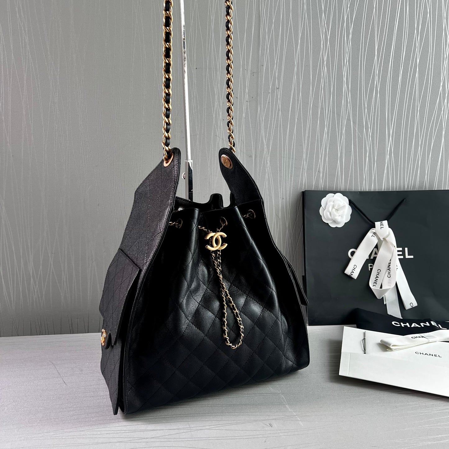 Bolso C 2-5 hobo piel granulada color negro mediana