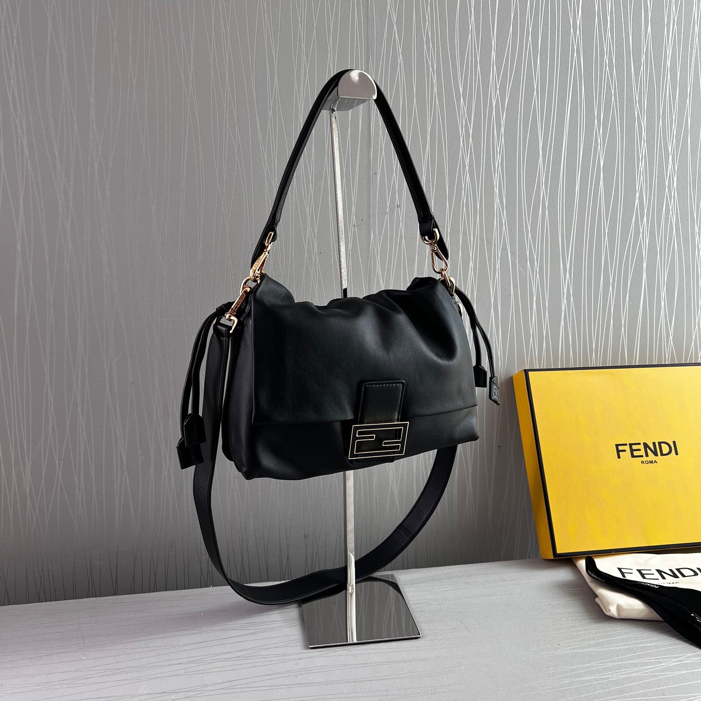 Bolso F piel color negro tamaño mediano