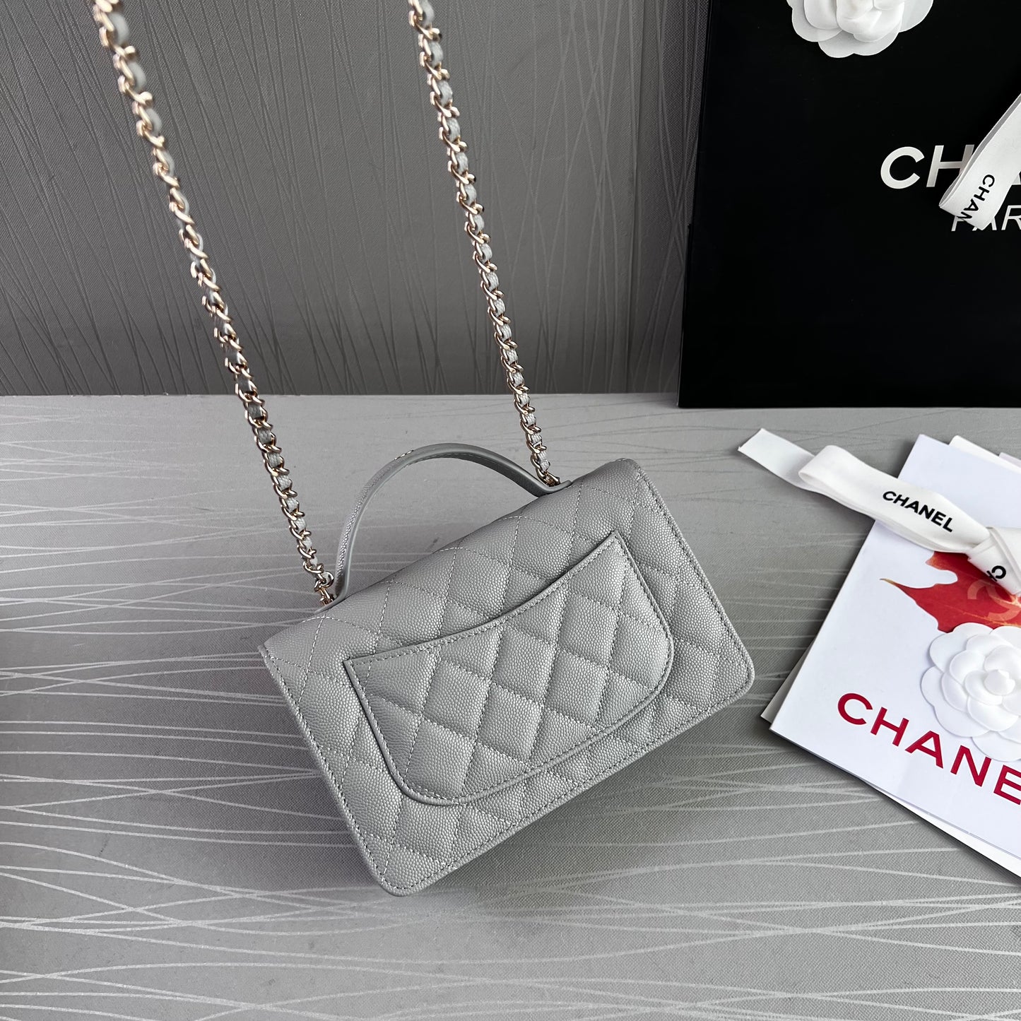 Bolso C piel color gris con herrajes dorados