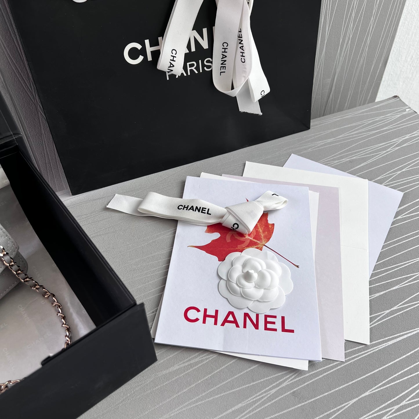 Bolso C piel color gris con herrajes dorados