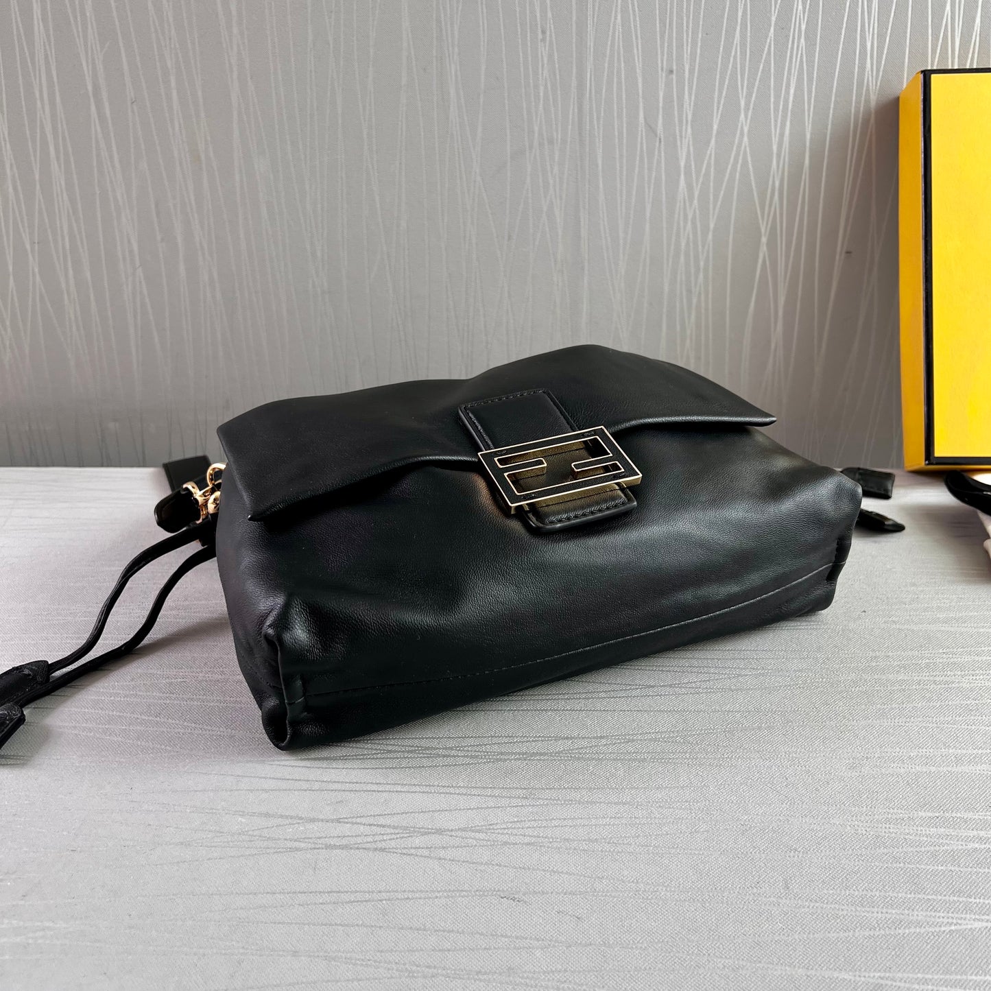 Bolso F piel color negro tamaño mediano
