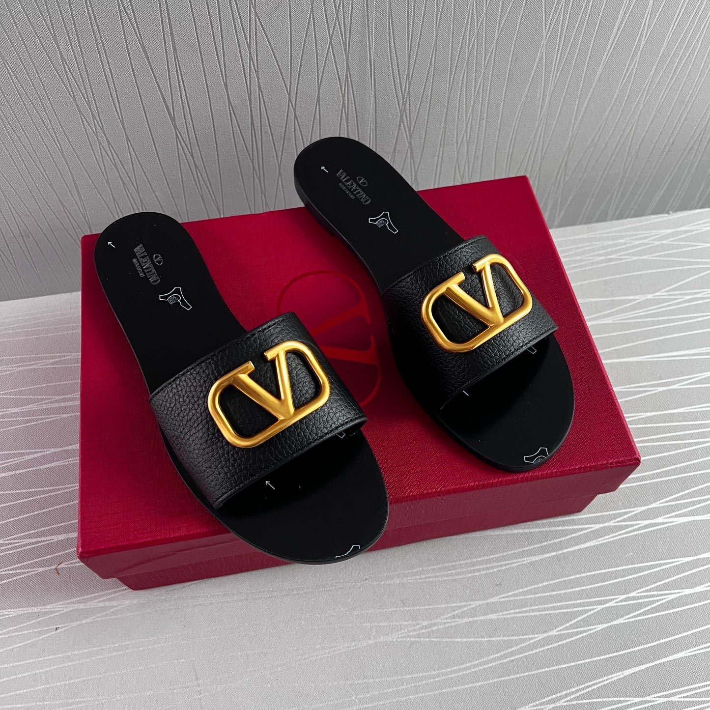 Sandalias V piel color negro, herraje dorado