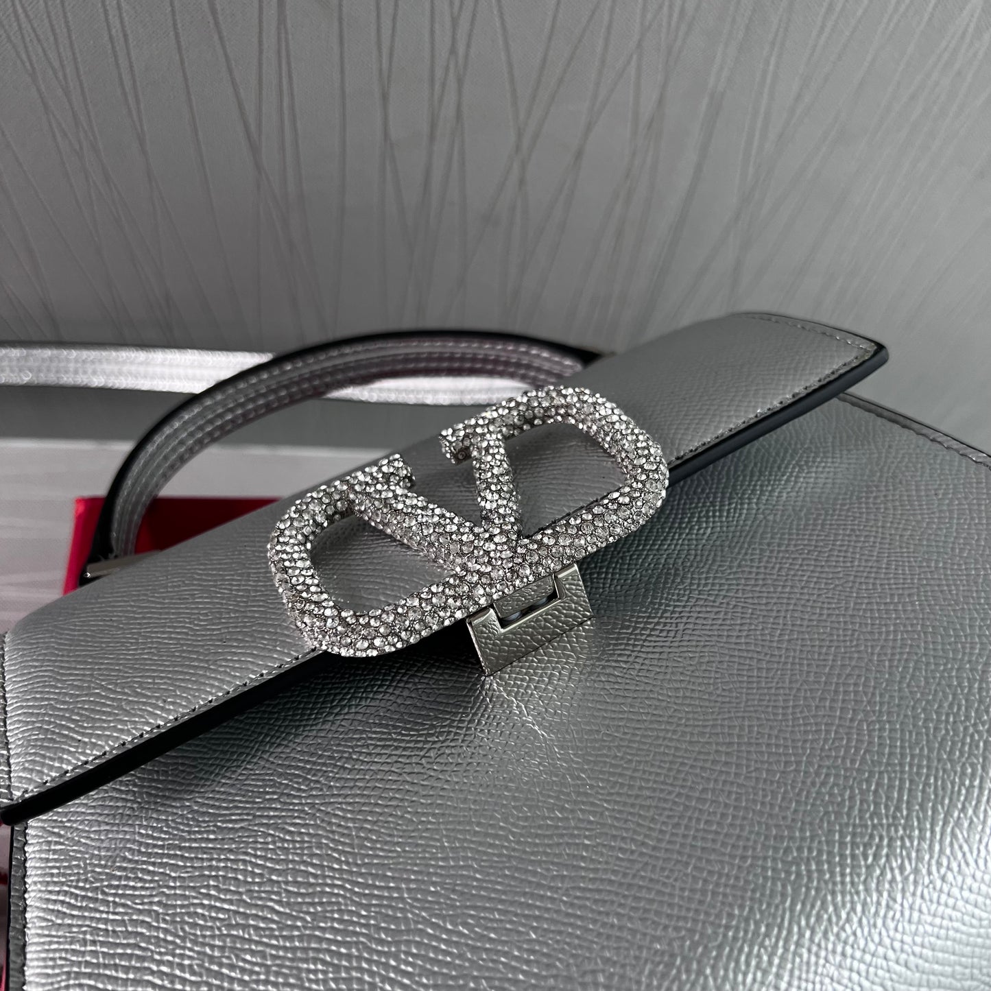 Bolso V piel color plata y herraje con piedras