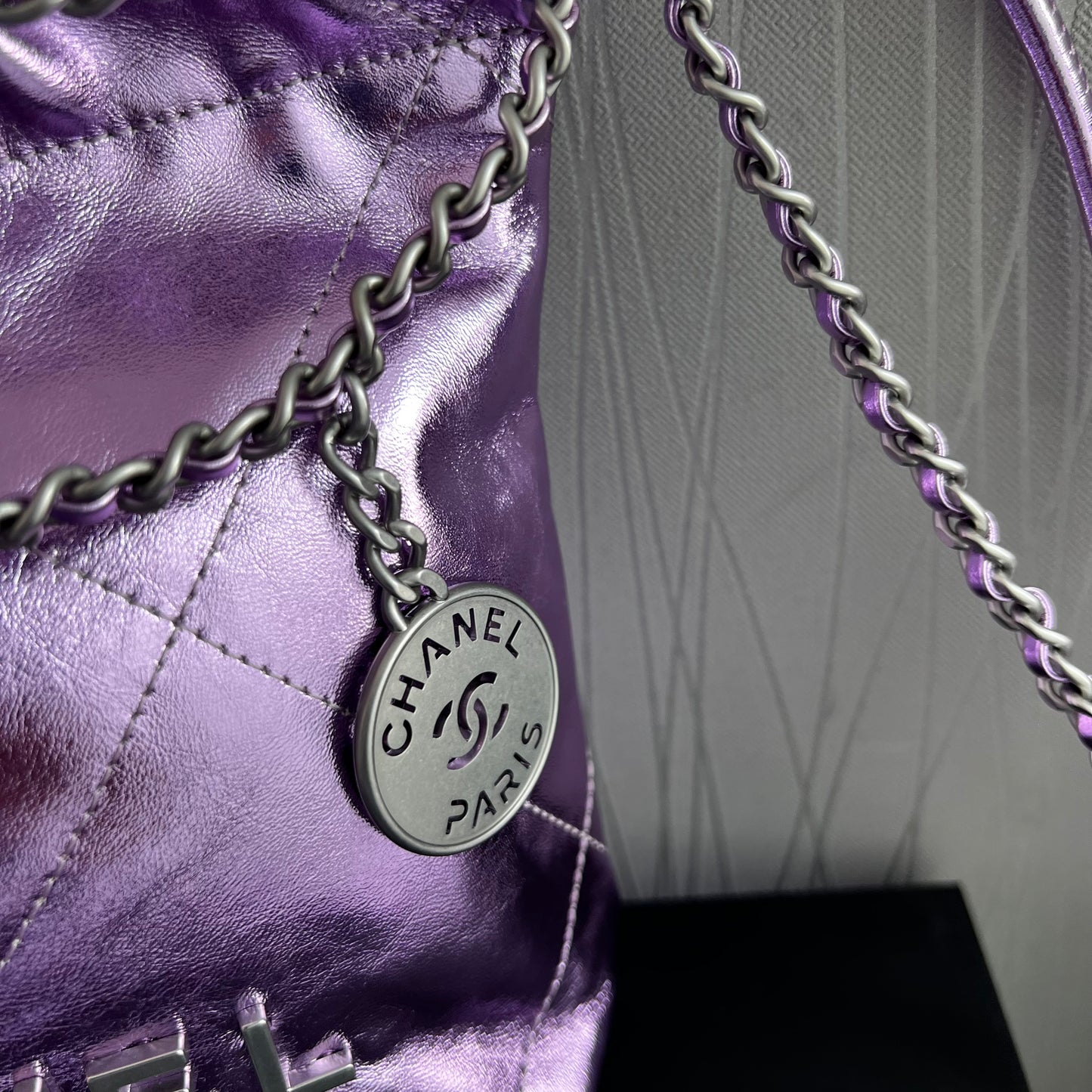 Bolso C piel metalizada lila tamaño mini y herrajes color plateado