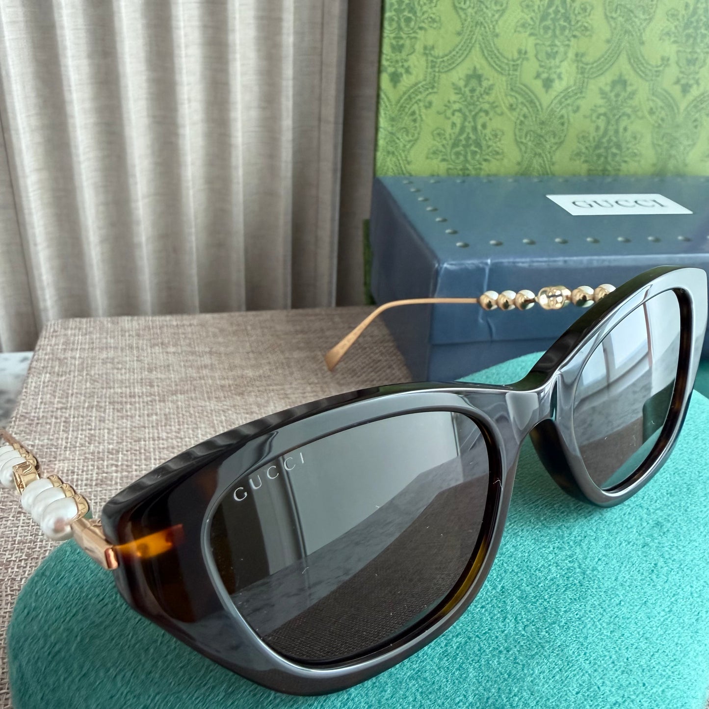 Lentes G-ucci color negro con perlas