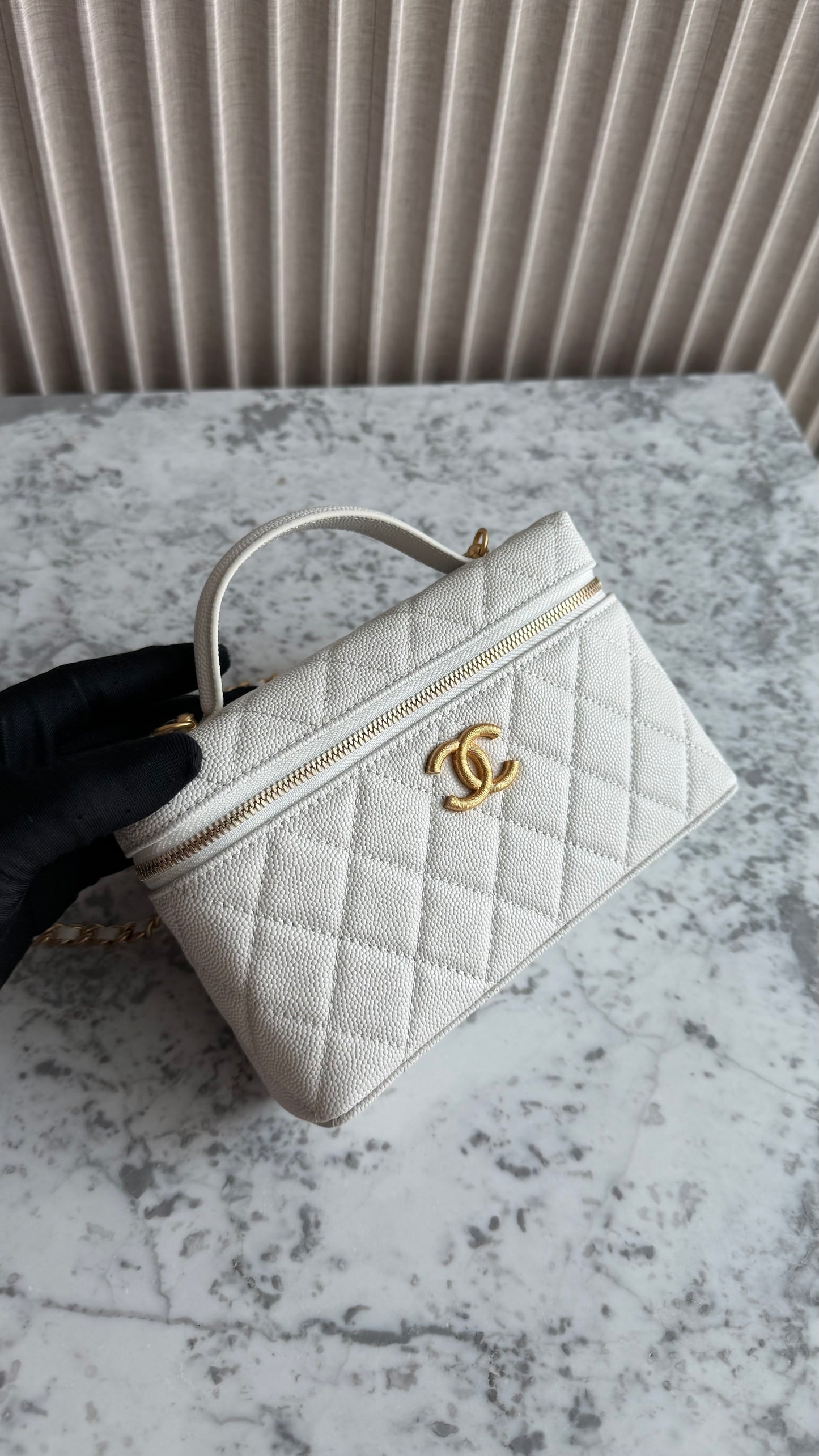 Bolso C-hanel vanity piel caviar color blanco