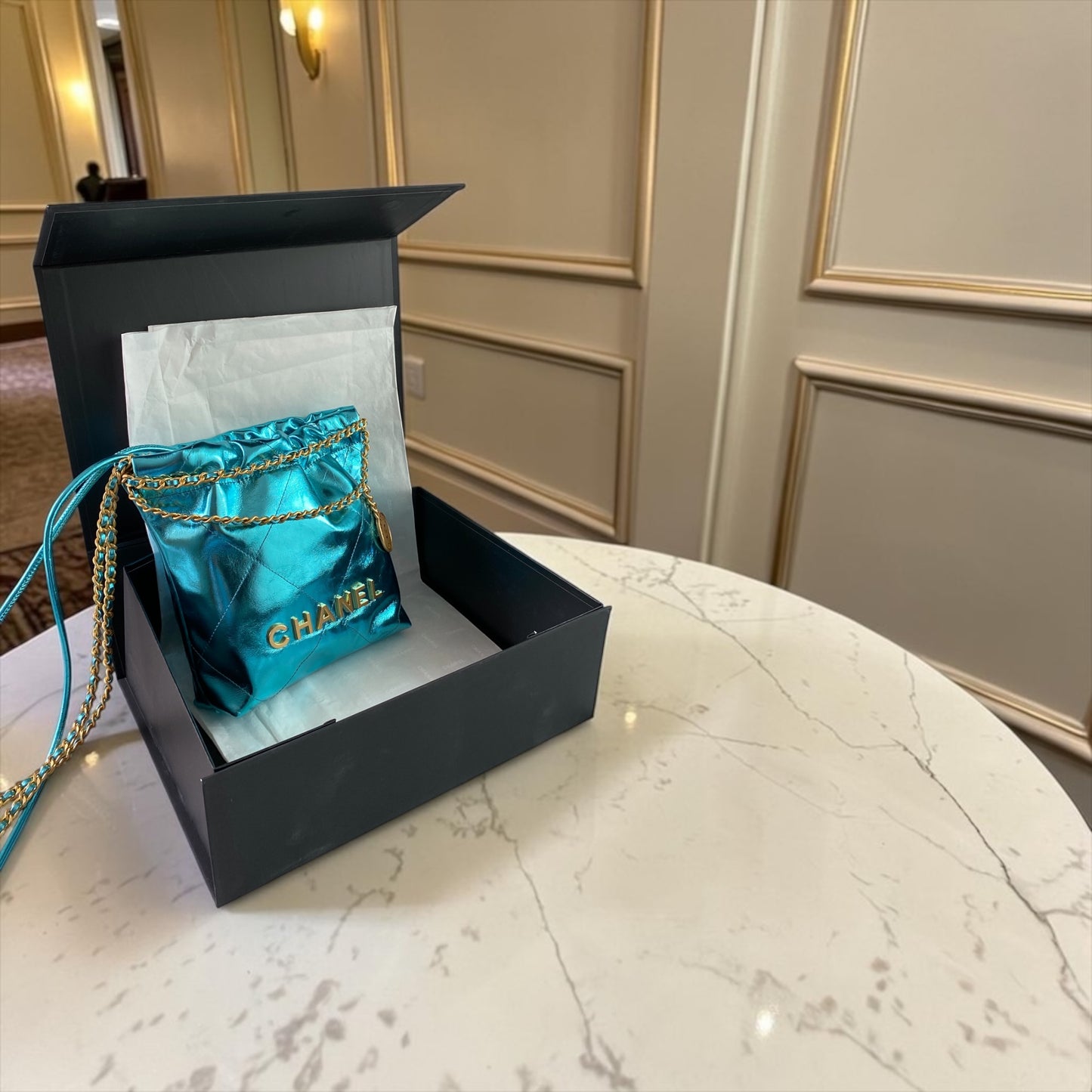Bolso C-hanel piel metalizada color azul , tamaño mini y herrajes dorados