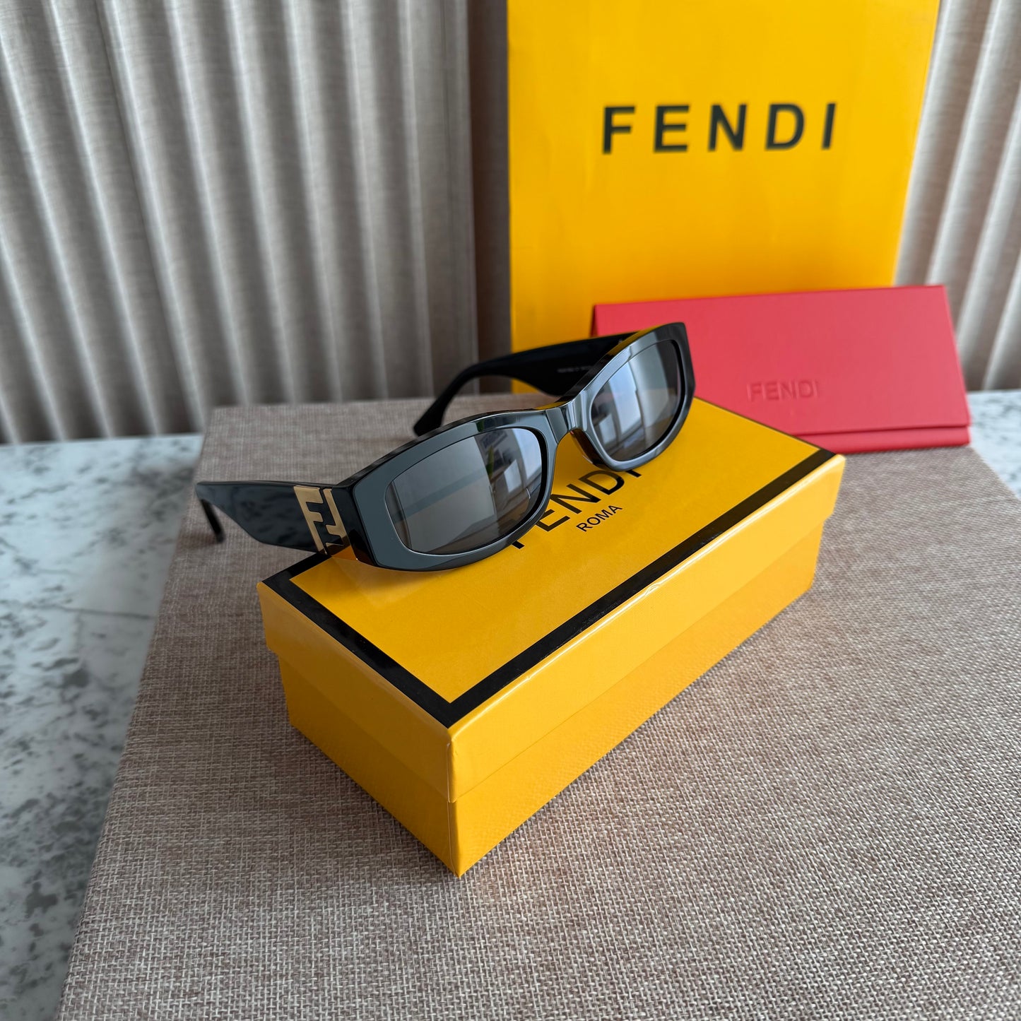 Lentes F-endi color negro con dorado