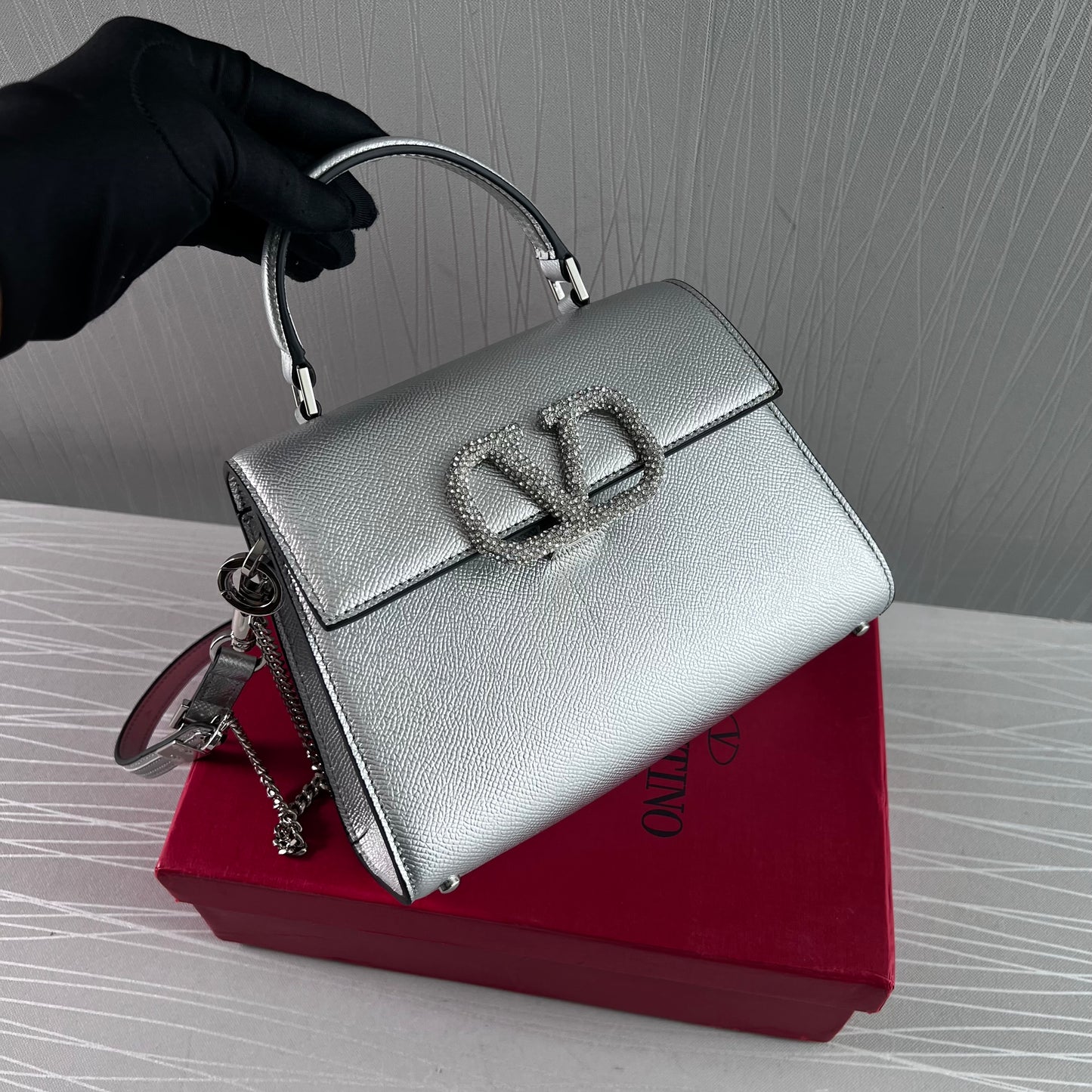 Bolso V piel color plata y herraje con piedras