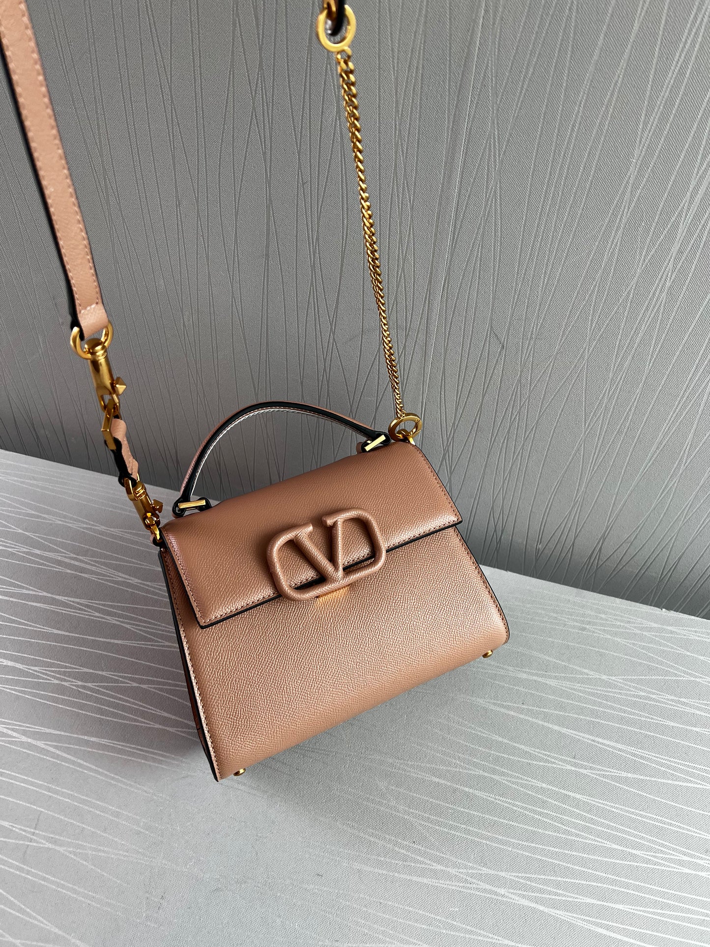 Bolso V piel color nude