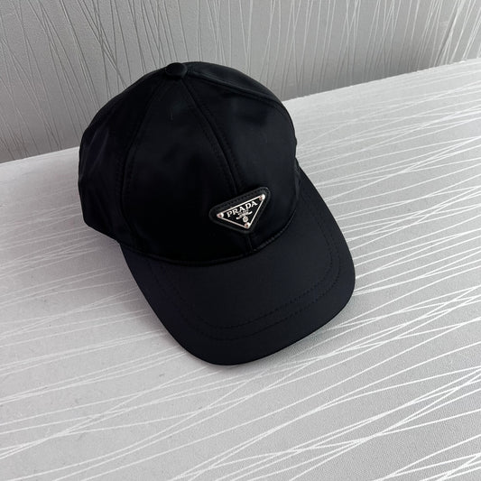 Gorra P nylon color negro