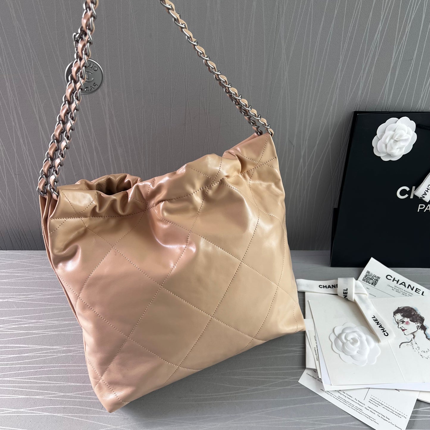 Bolso C piel color beige herrajes plateados