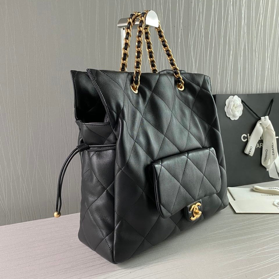 Bolso C hobo piel color negro con herrajes dorados