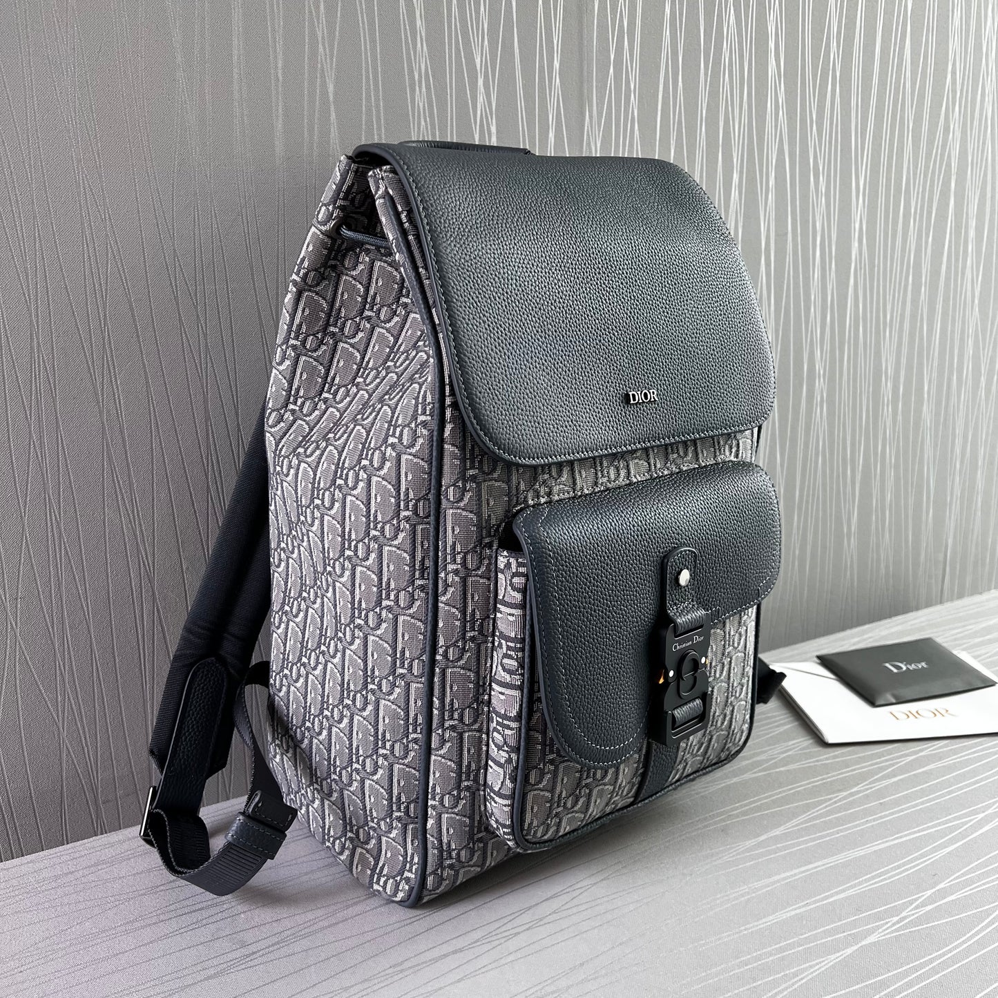 Backpack D tela grabada y piel color gris