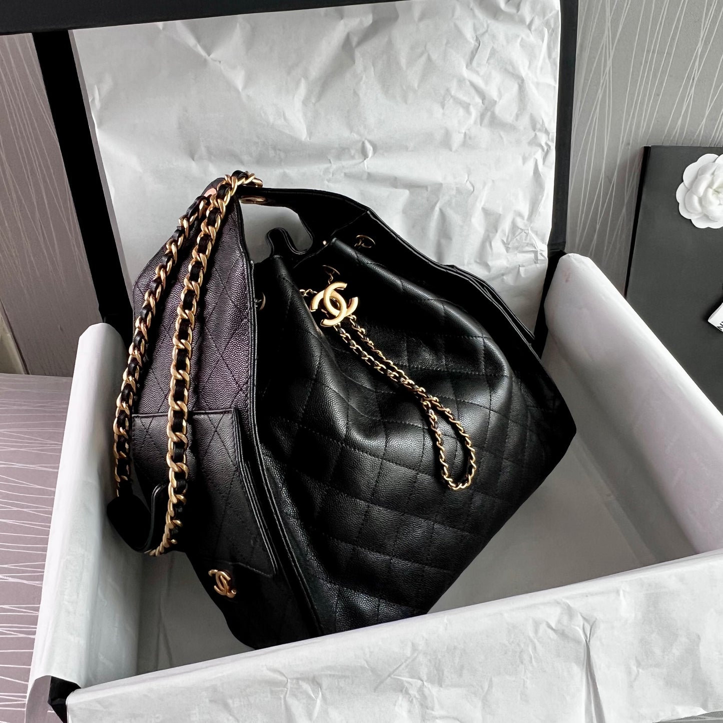 Bolso C 2-5 hobo piel granulada color negro mediana