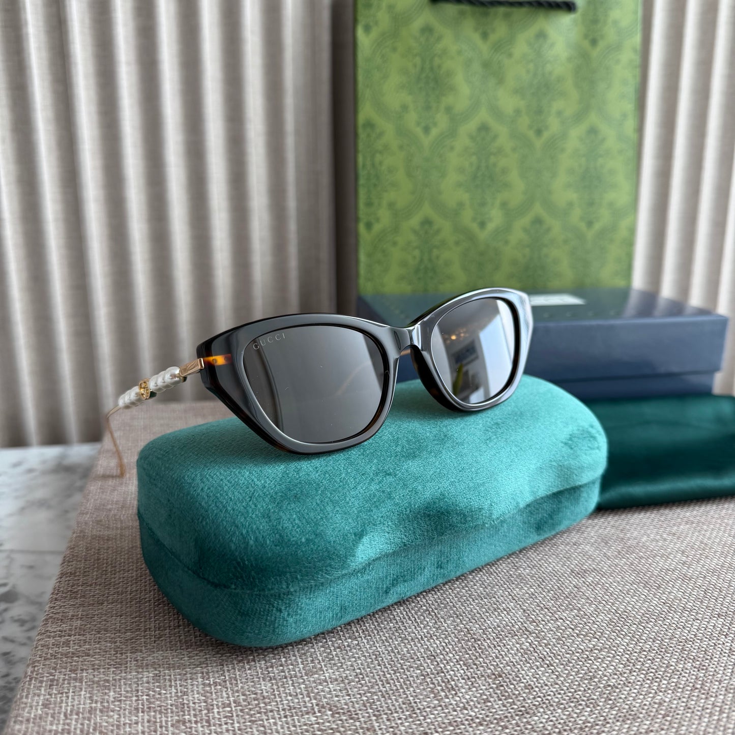 Lentes G-ucci color negro con perlas