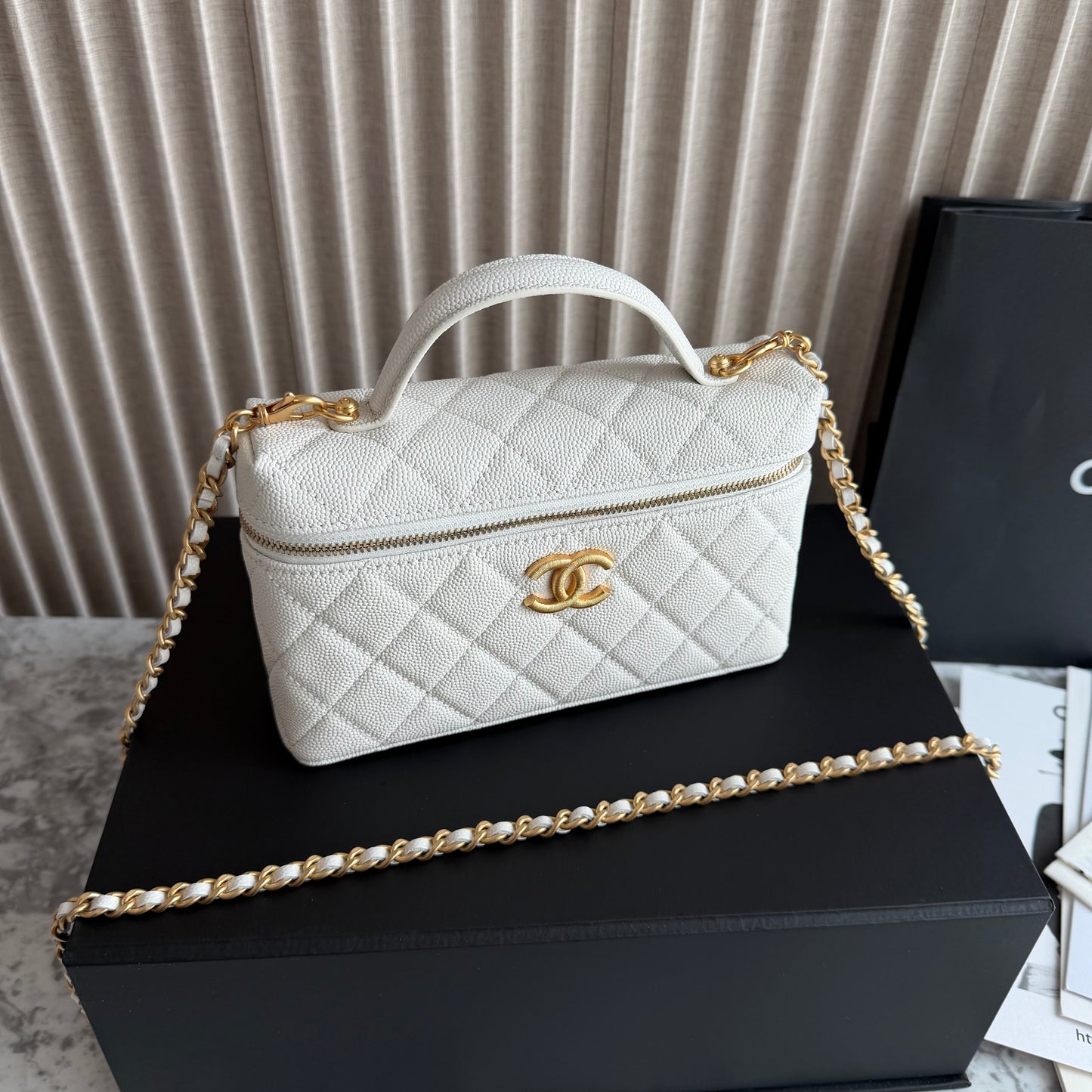 Bolso C-hanel vanity piel caviar color blanco