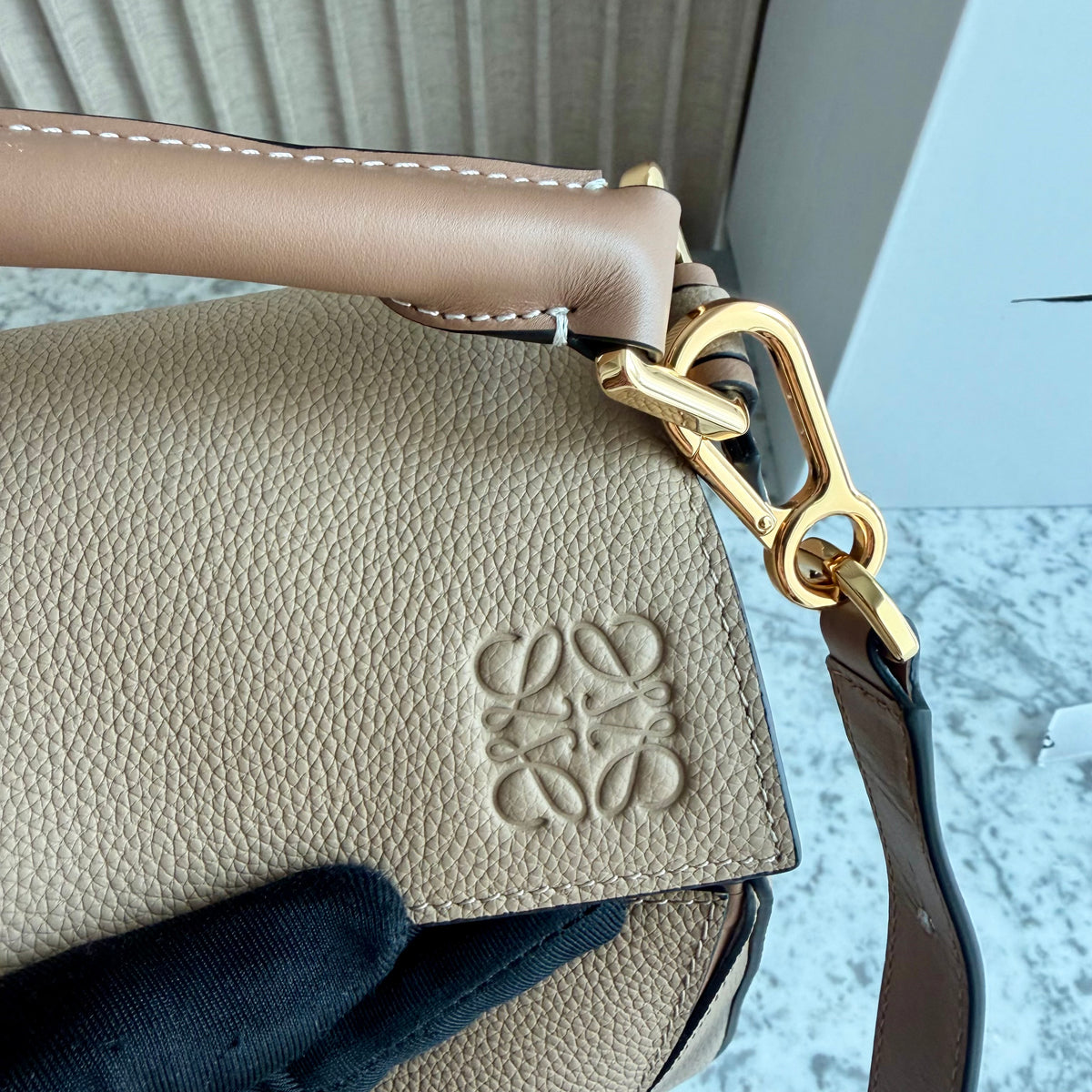 Bolso L-oewe piel color taupe